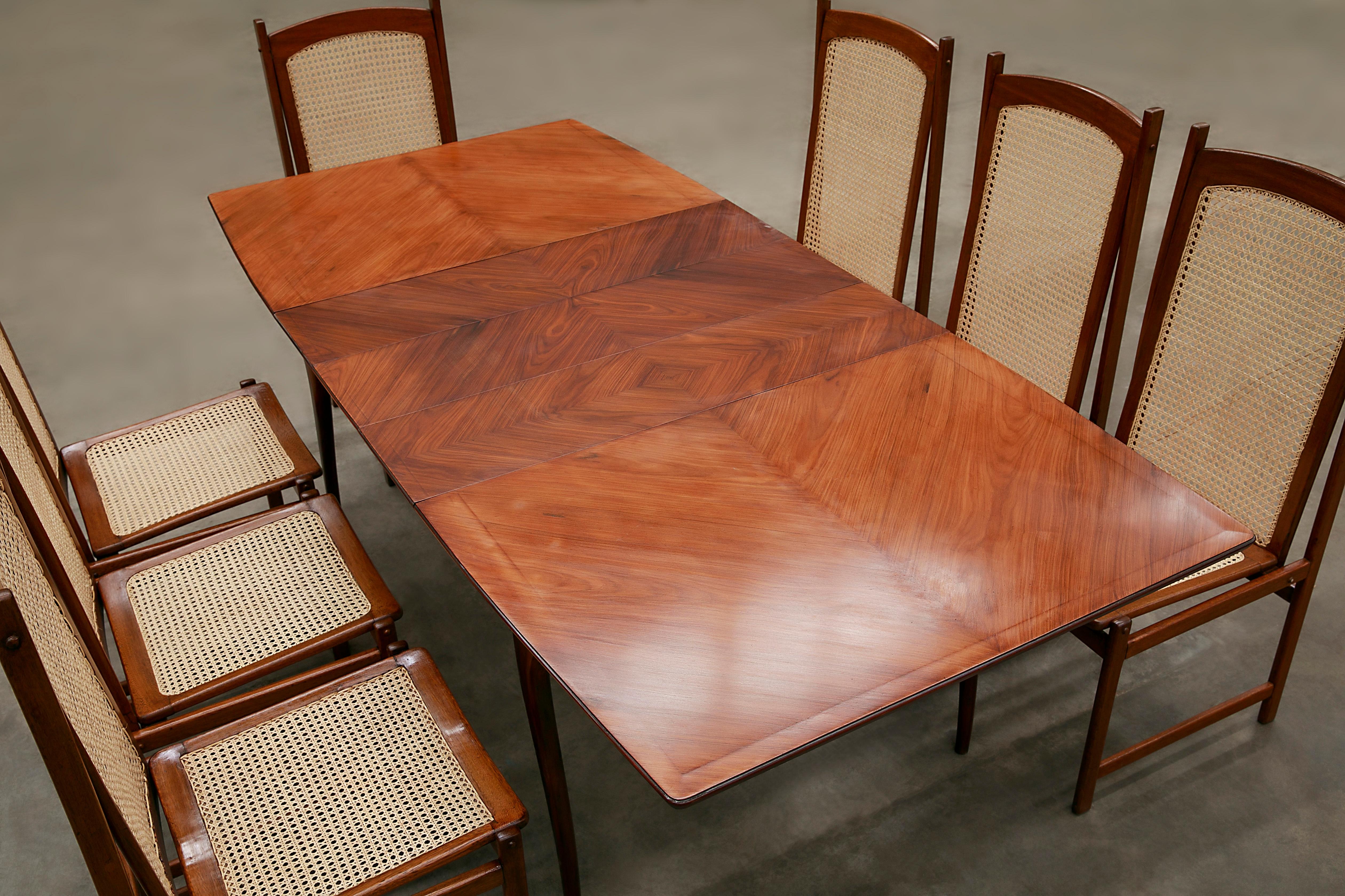 Milieu du XXe siècle Table de salle à manger moderne brésilienne en bois de feuillus Caviuna, années 1960, Brésil en vente
