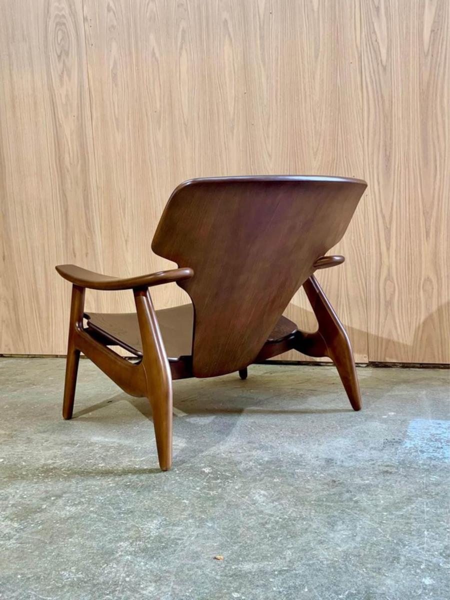 Estamos encantados de ofrecerte esta rara tumbona brasileña diseñada por Sergio Rodrigues a principios de la década de 2000. Con sus ángulos amplios y sus líneas suaves y fluidas, es una pieza indiscutible para cualquier habitación. Recién limpiada