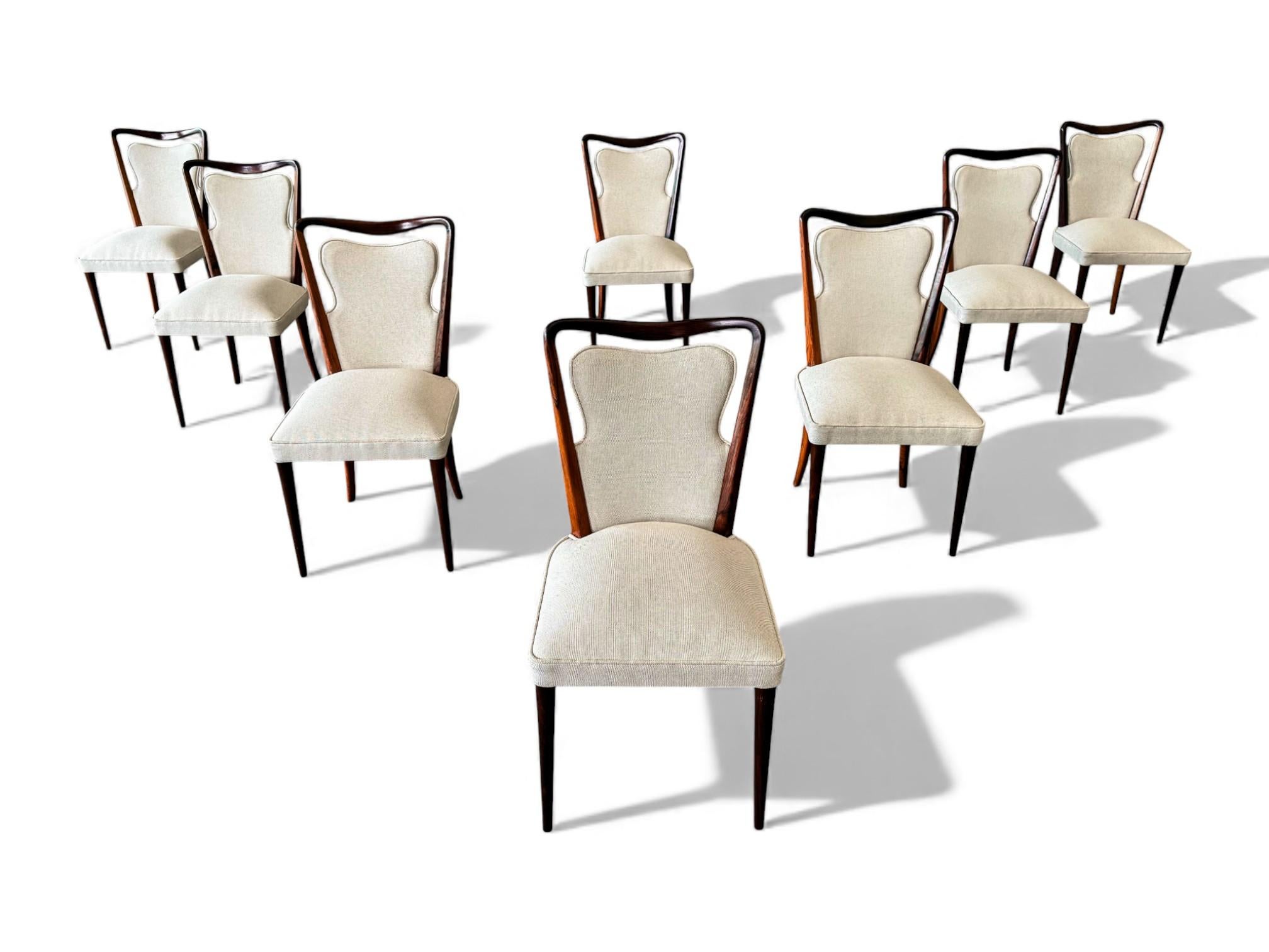 Dieses elegante Set aus acht Esszimmerstühlen verkörpert den raffinierten Modernismus des italienisch-brasilianischen Designers Giuseppe Scapinelli. Die aus massivem Palisanderholz gefertigten Stühle zeichnen sich durch ihre skulpturalen,