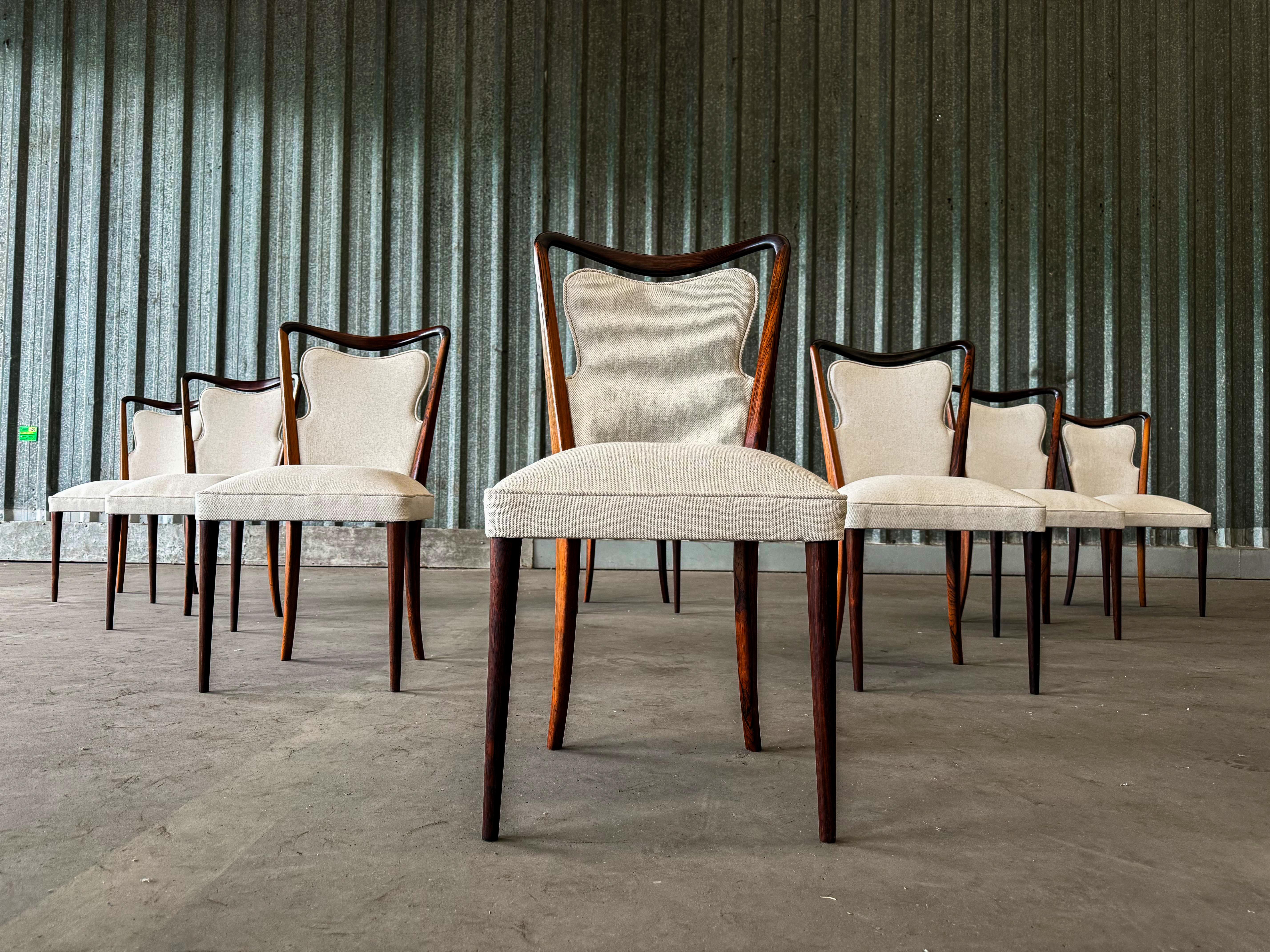 Ensemble de huit chaises modernes brésiliennes en bois dur et tissu, Giuseppe Scapinelli, 1950