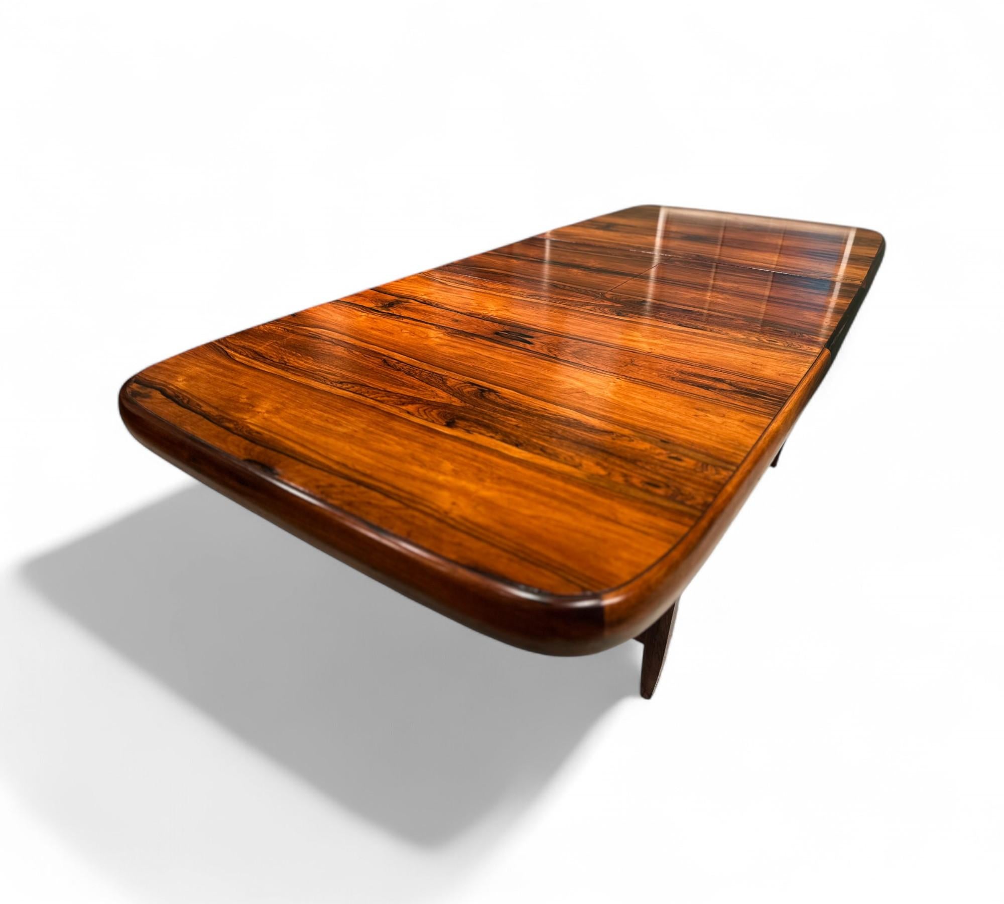 Disponibile oggi, questo tavolo da pranzo allungabile è stato realizzato da Wood Wood in Brasile negli anni '60. Il tavolo è interamente realizzato in palissandro brasiliano, noto come Jacaranda, ed è composto da quattro robuste gambe collegate da