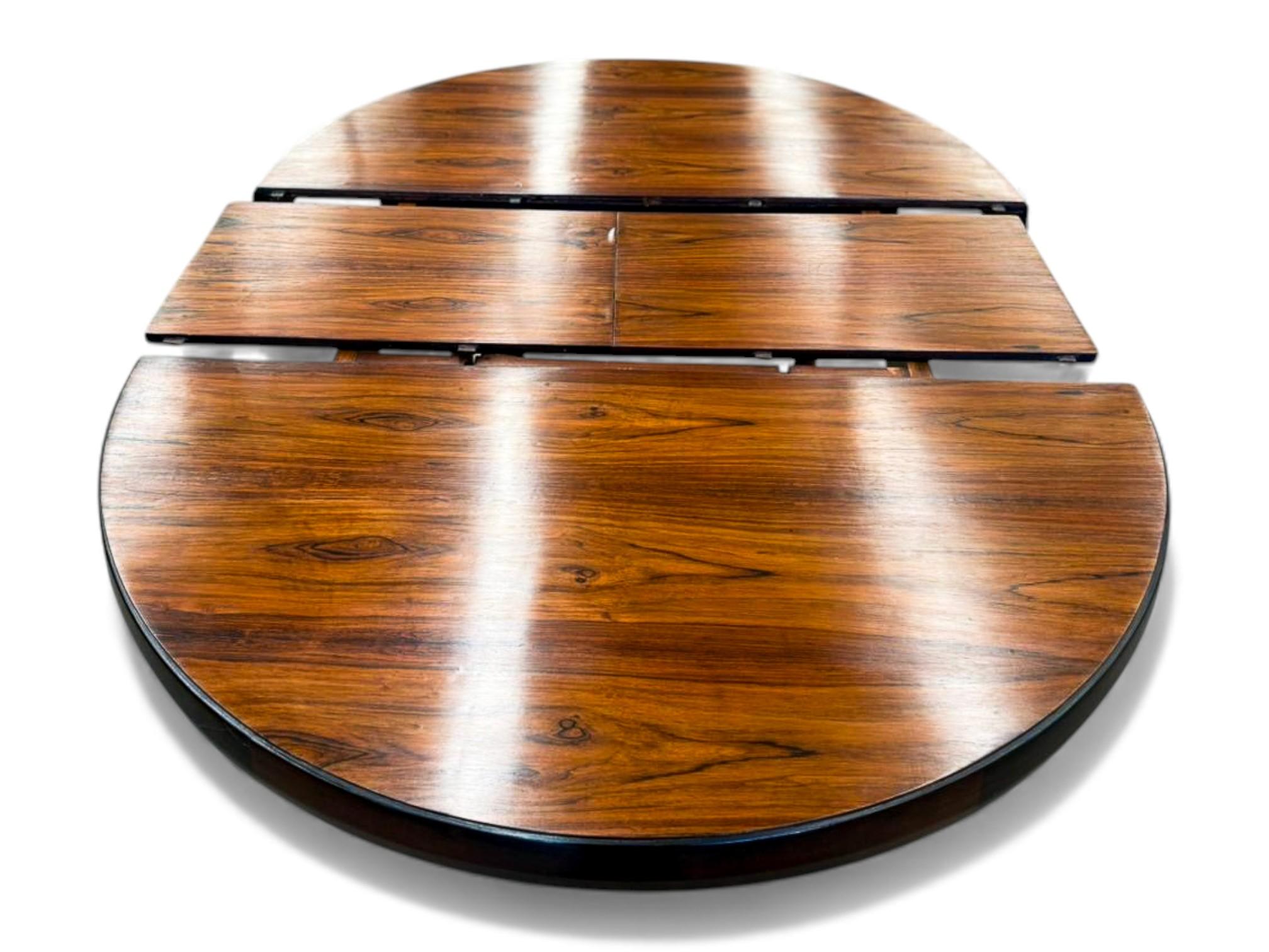 20th Century Brazilian Modern Extendable Round Table in Hardwood, Jorge Jabour, c. 1960s For Sale