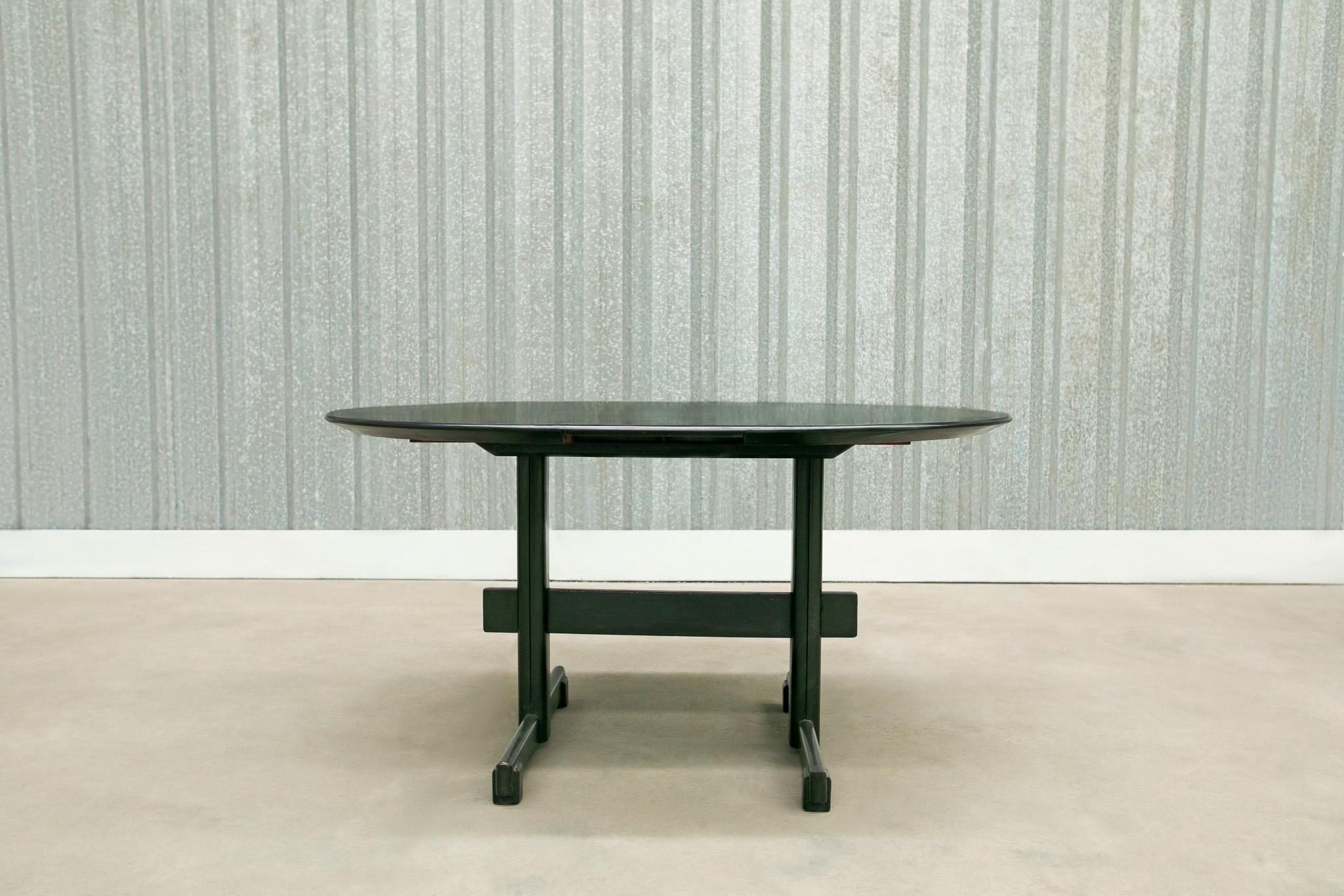 Available now, this very Brazilian Modern Eextendable table in hardwood with Ebony finish, designed by Novo Rumo, in the sixties in Brazil is simply spectacular!

The table features a hardwood structure with two legs with an oval top with beveled