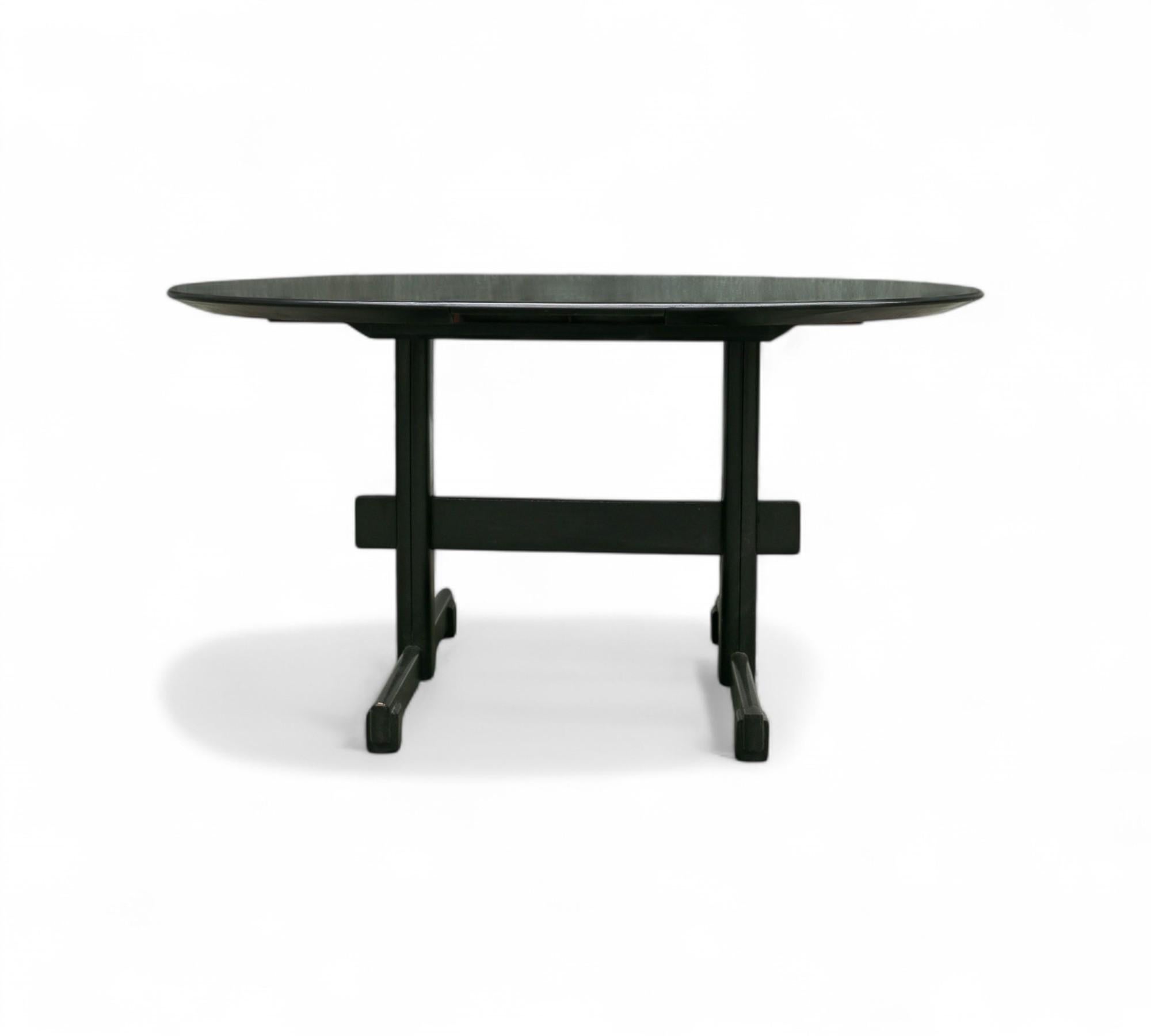 Disponible dès maintenant, cette table à rallonge moderne très brésilienne en bois dur avec finition ébène, conçue par Novo Rumo, dans les années 60 au Brésil, est tout simplement spectaculaire !

La table présente une structure en bois dur avec