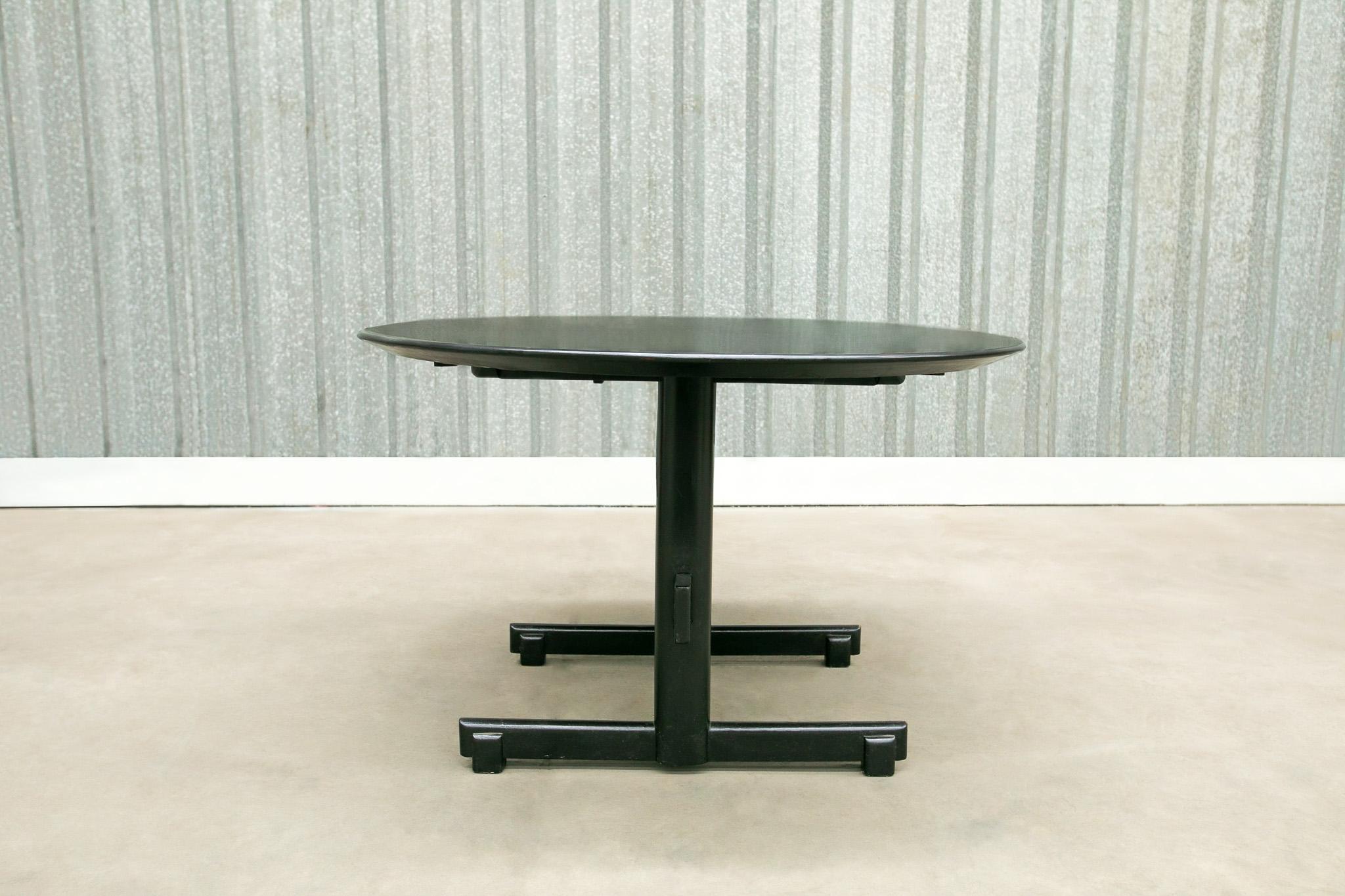 Mid-Century Modern Brazilian Modern Extendable Table in Hardwood with Ebony Finish, Novo Rumo, 1960 For Sale