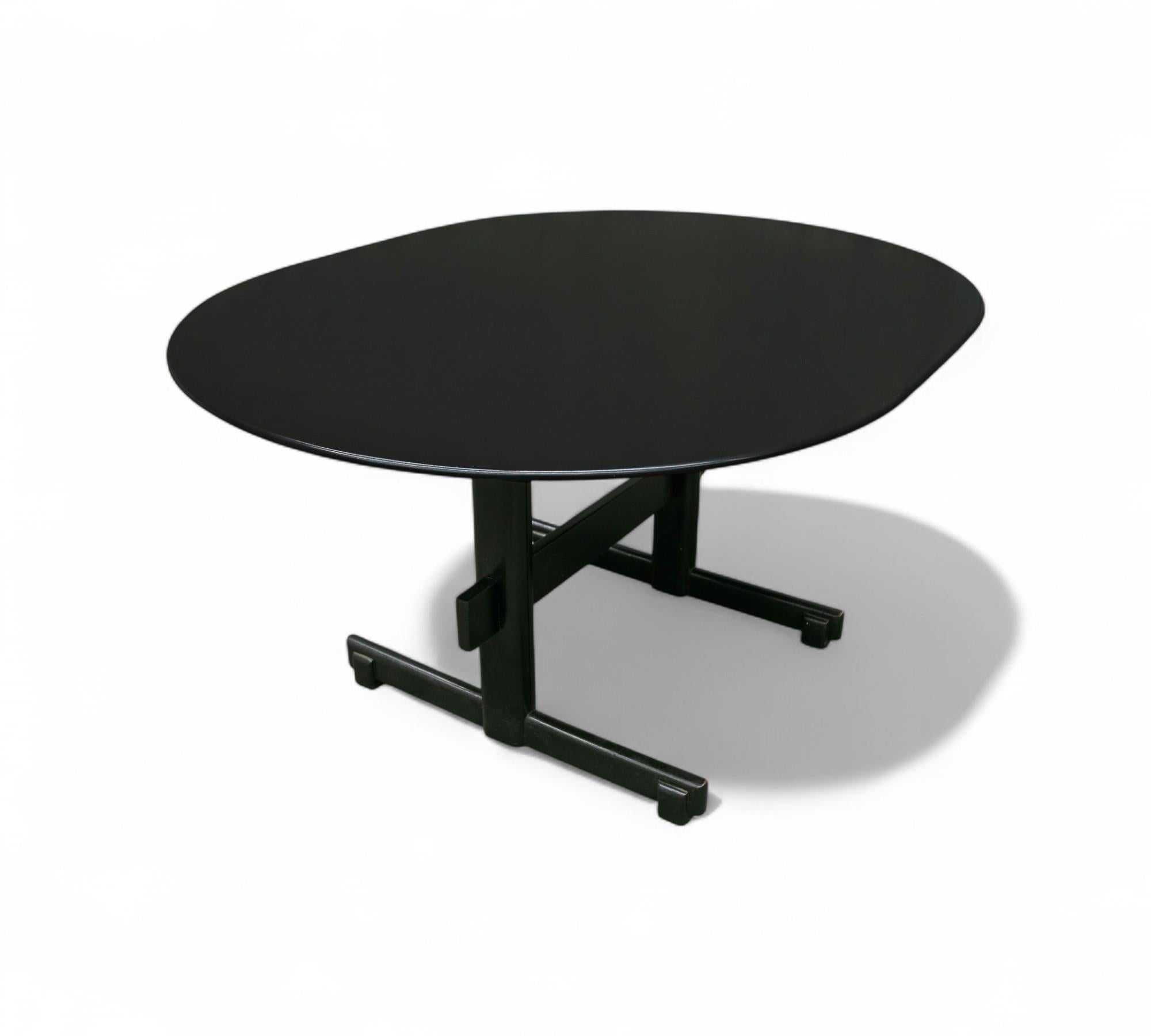 Table à rallonge moderne brésilienne en bois de feuillus avec finition en ébène, Novo Rumo, 1960 Bon état - En vente à New York, NY