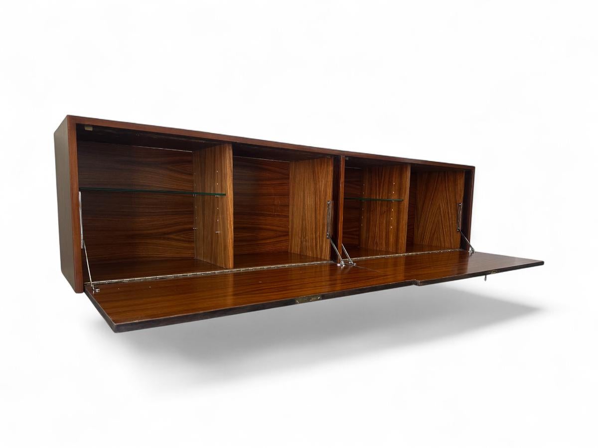 Credenza galleggiante moderna brasiliana in legno duro, Carlo Hauner, anni '50 In condizioni buone in vendita a New York, NY