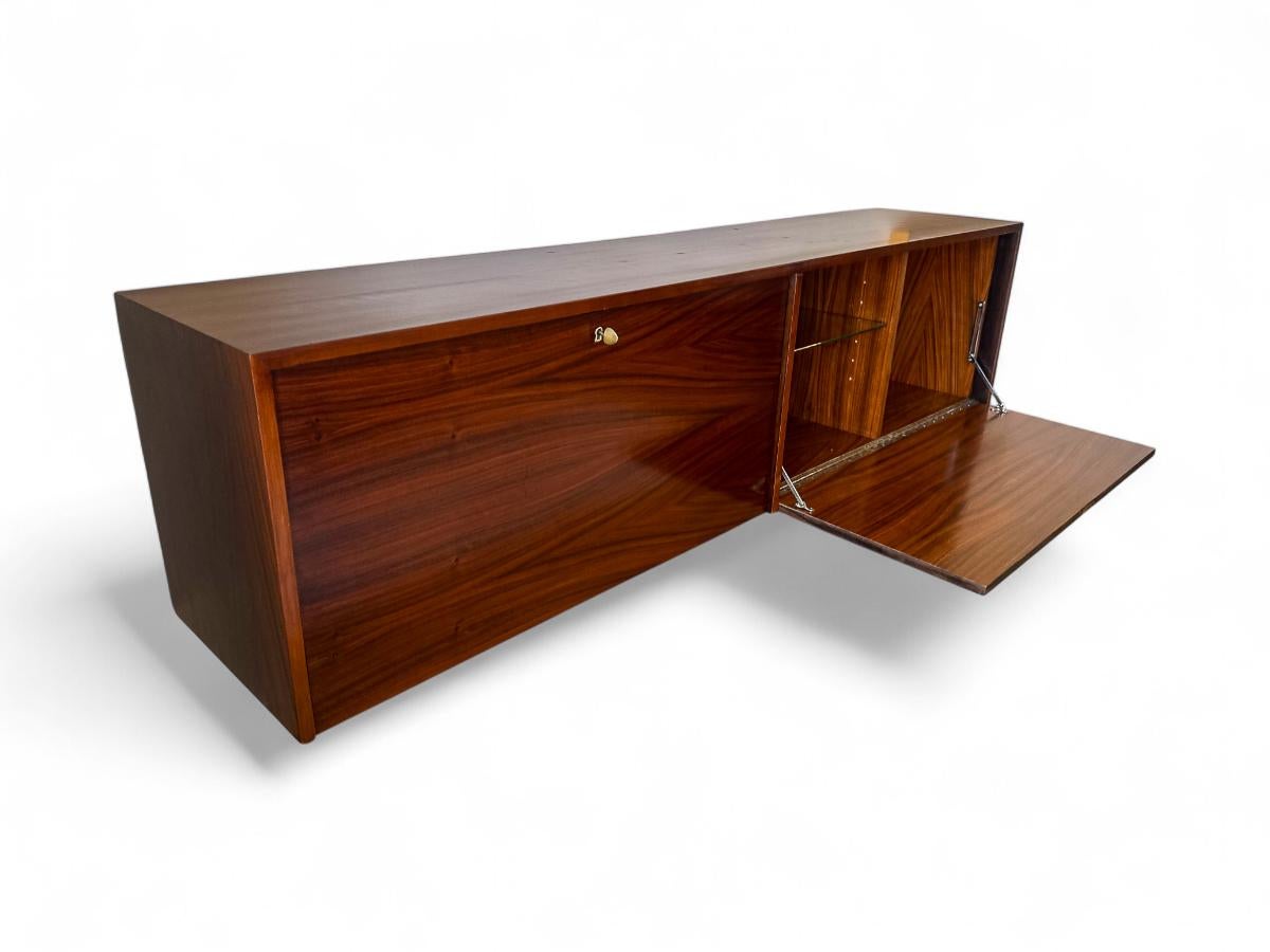 Credenza galleggiante moderna brasiliana in legno duro, Carlo Hauner, anni '50 in vendita 1