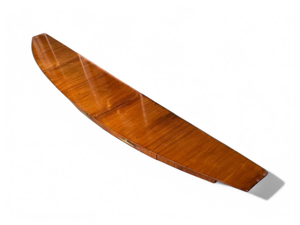 Disponible hoy, este aparador flotante moderno brasileño absolutamente ÚNICO en su especie, de madera noble y latón, diseñado por Giuseppe Scapinelli en la década de 1950, ¡es sencillamente espectacular!

La impresionante pieza está hecha con madera