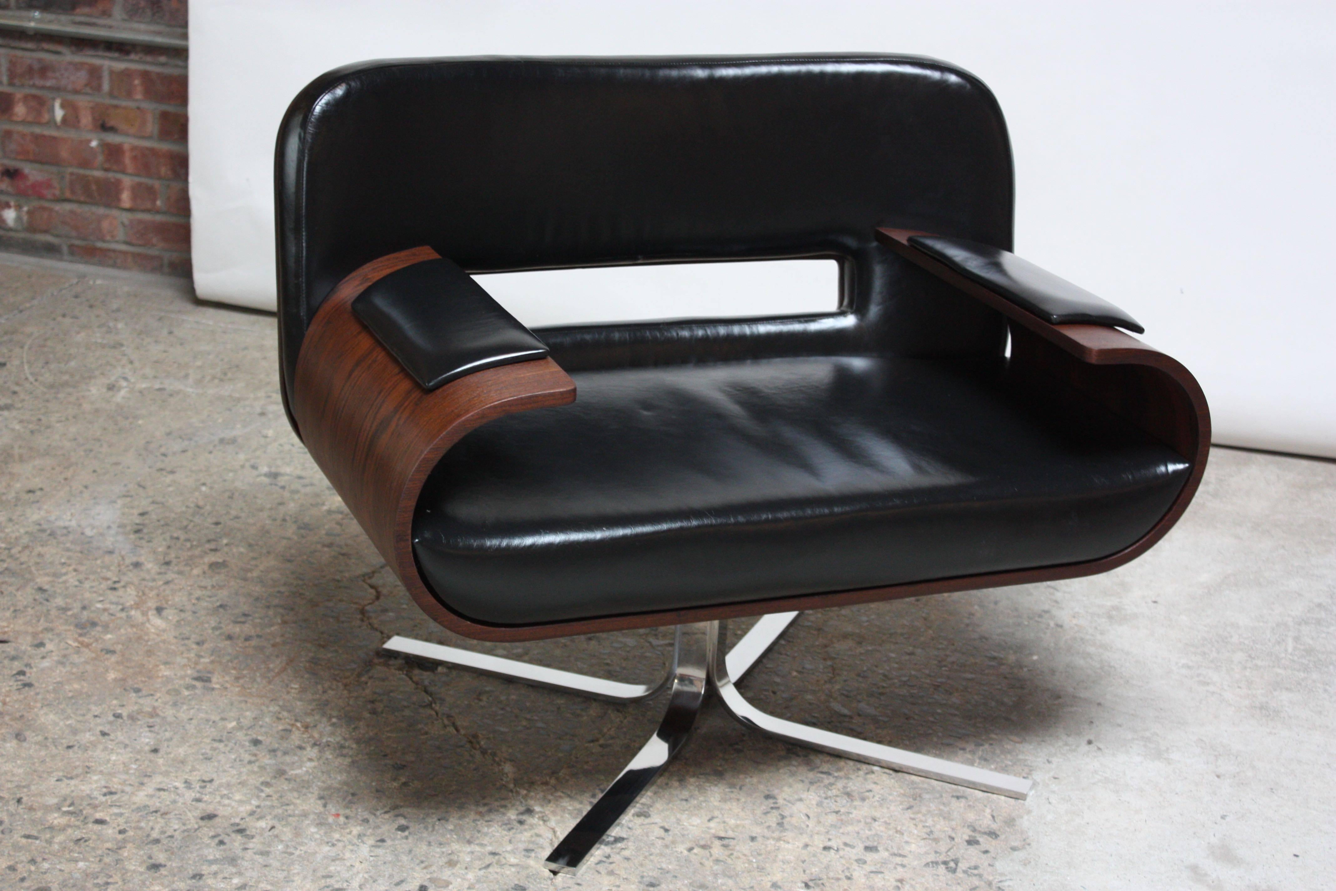 Rare Jorge Zalszupin Brazilian modern armchair composed of bent jacaranda arms and back with black leather seat, back and hand rests. Supported by a stainless steel swivel base. Features a wide seat for added comfort. A true statement piece with a