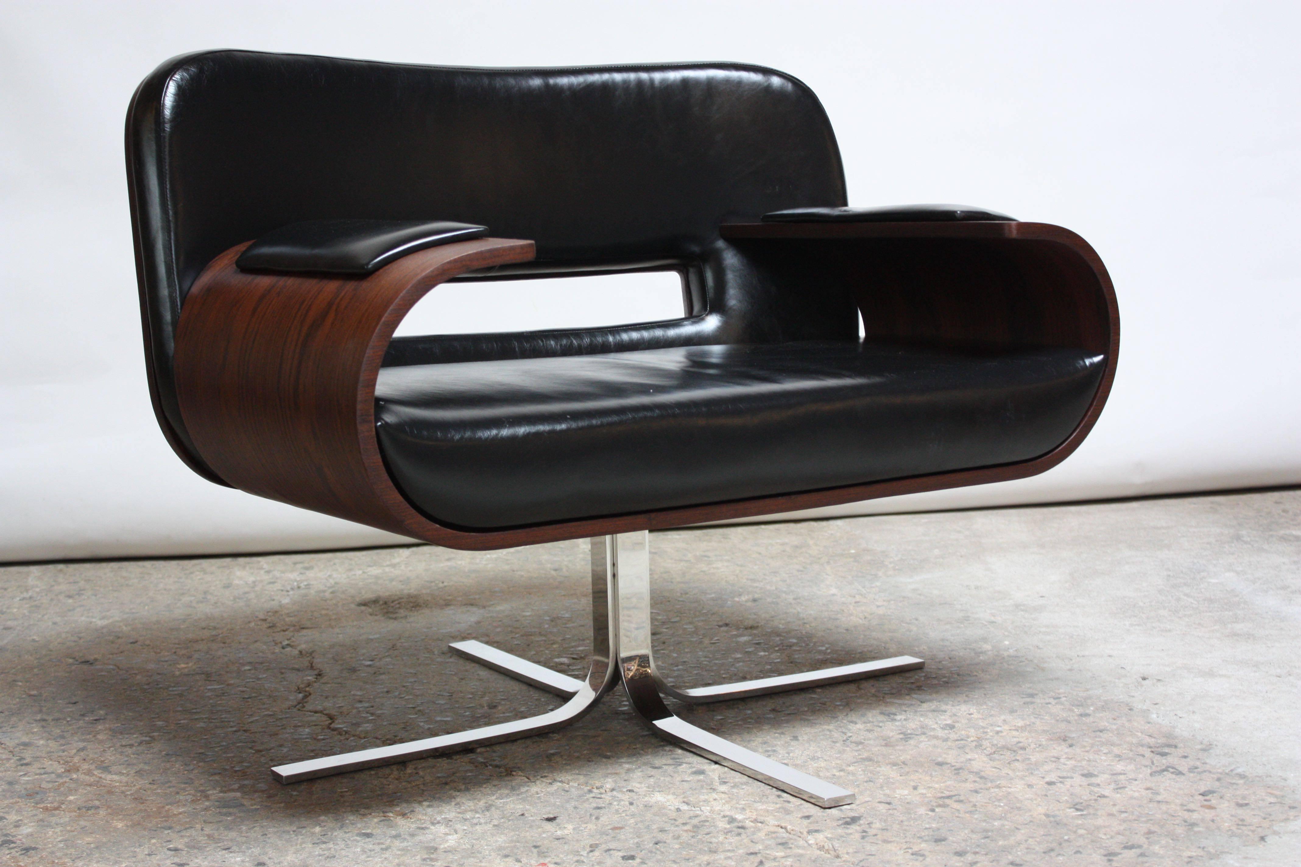 Mid-Century Modern Brazilian Modern Jacaranda and Leather Swiveling Lounge Chair by Jorge Zalszupin