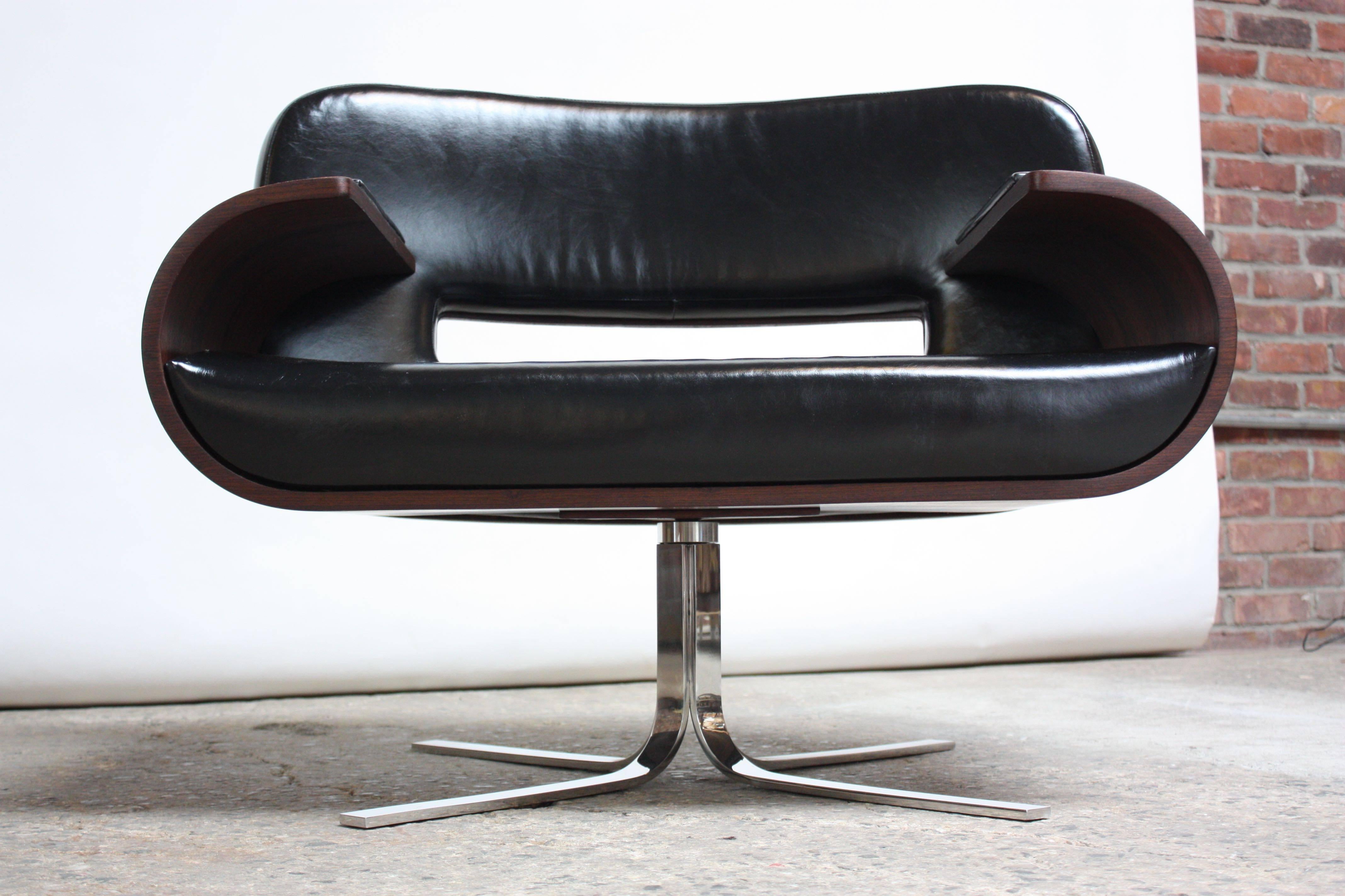 Mid-20th Century Brazilian Modern Jacaranda and Leather Swiveling Lounge Chair by Jorge Zalszupin