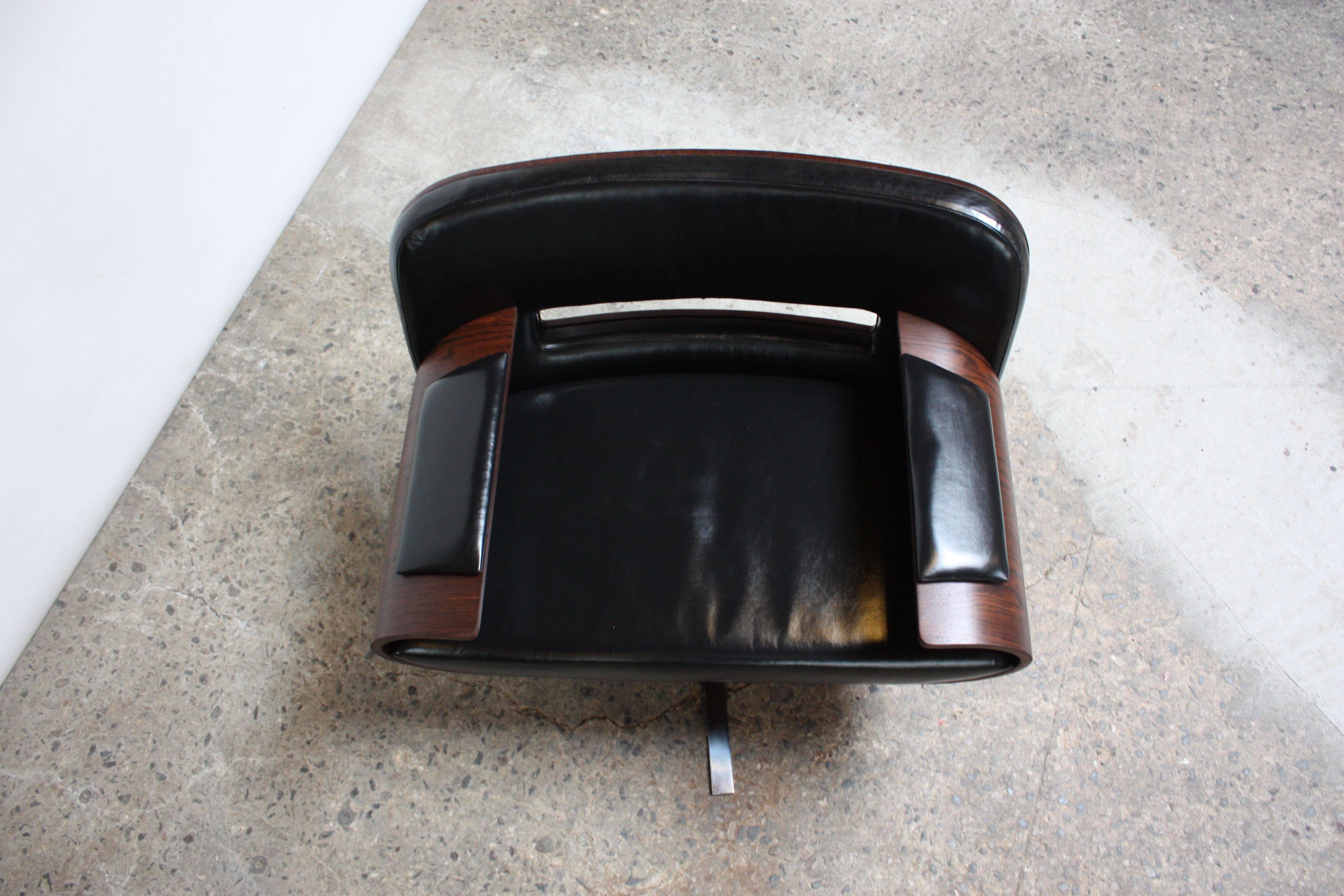 Brazilian Modern Jacaranda and Leather Swiveling Lounge Chair by Jorge Zalszupin 3