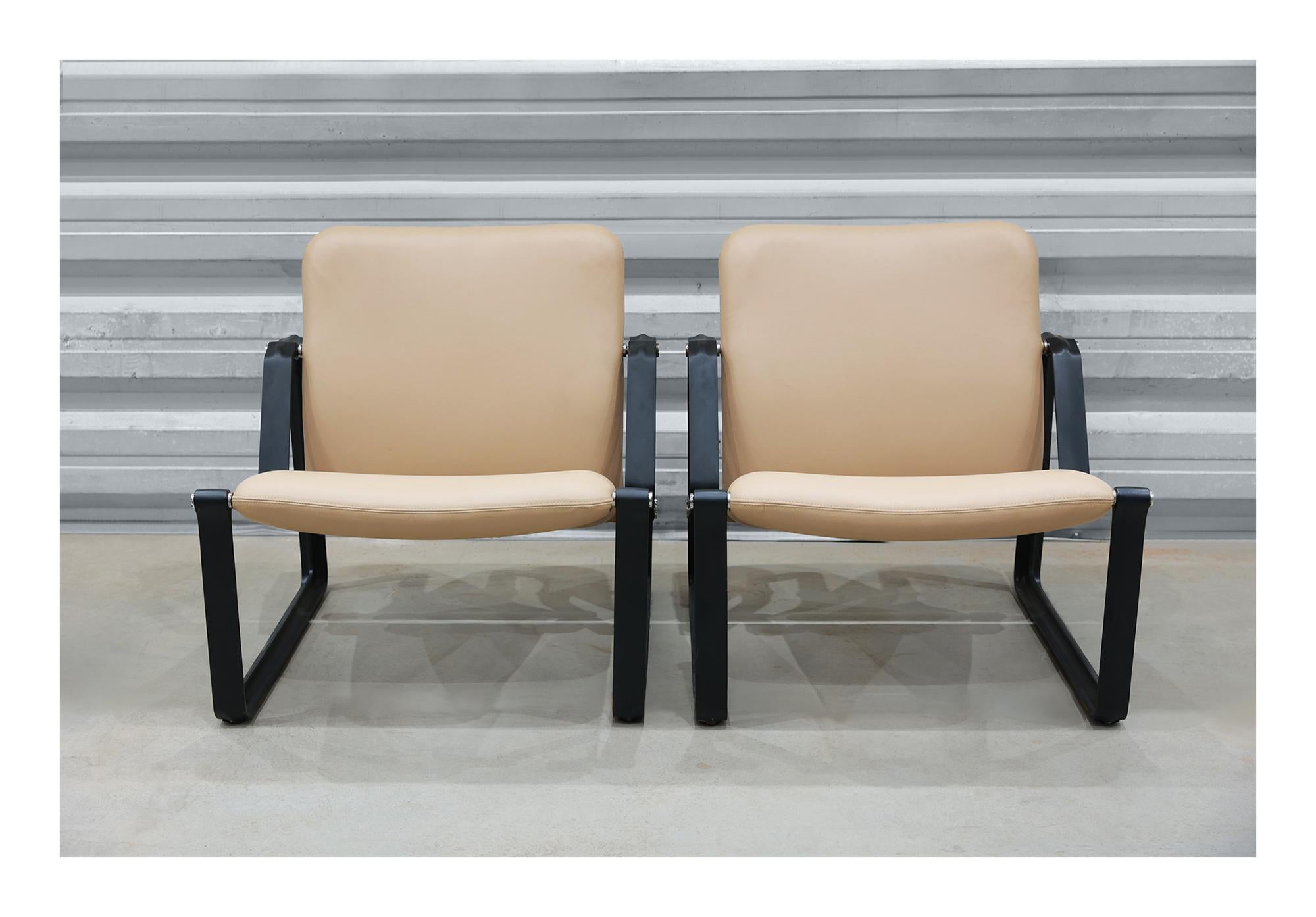 Brazilian Modern “Lobby” armchairs by Jorge Zalszupin in metal and leather, 1970 For Sale 1