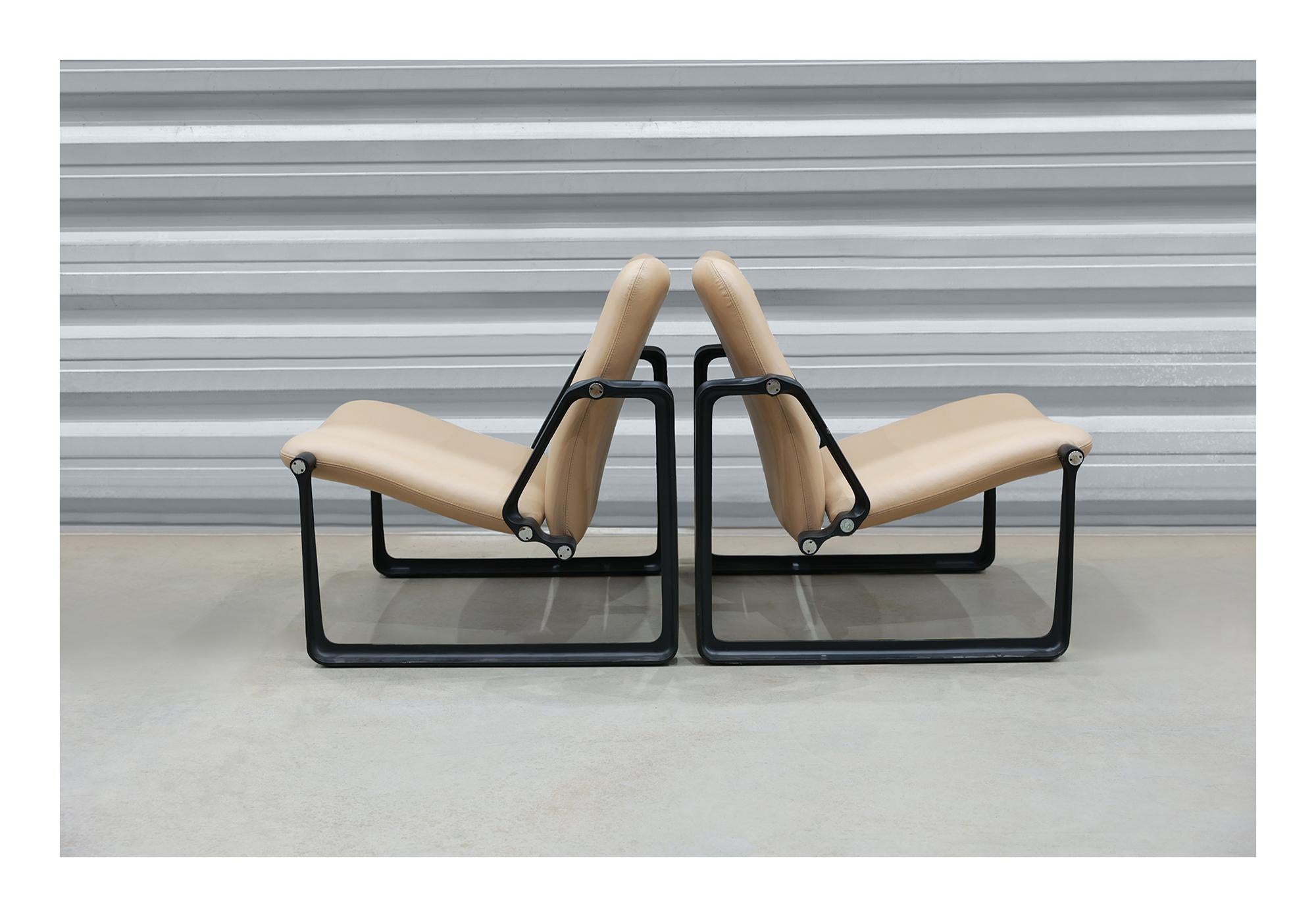 Brazilian Modern “Lobby” armchairs by Jorge Zalszupin in metal and leather, 1970 For Sale 2