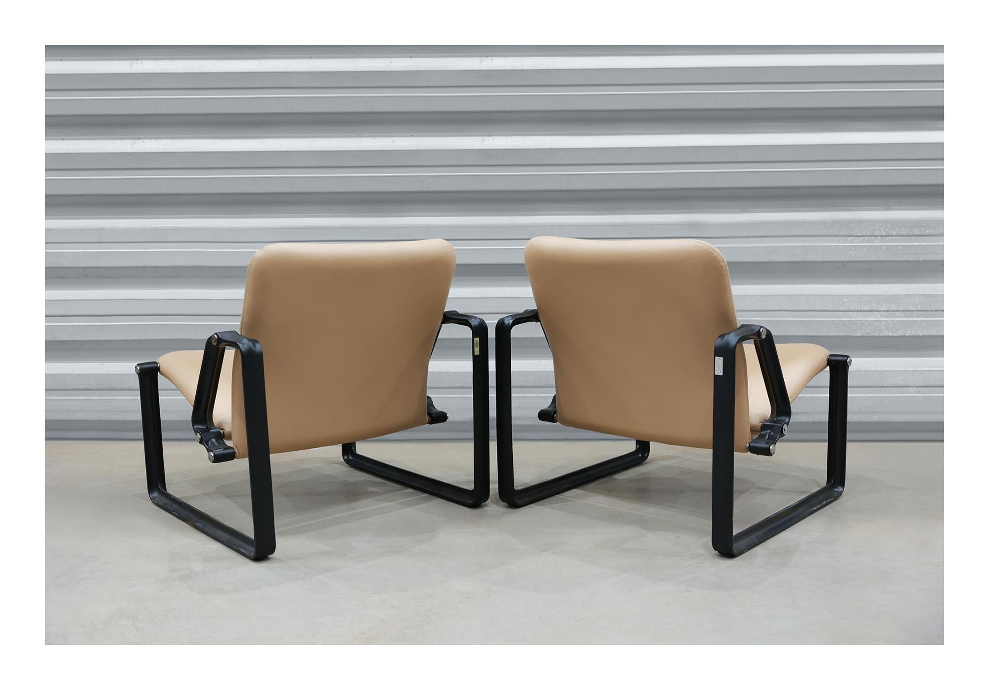 Metal Brazilian Modern “Lobby” armchairs by Jorge Zalszupin in metal and leather, 1970 For Sale