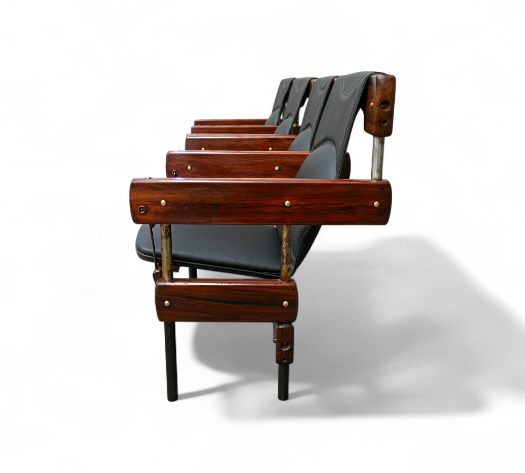 Disponible dès aujourd'hui, avec livraison nationale dans la région métropolitaine de New York incluse, cette paire de chaises d'auditorium doubles 