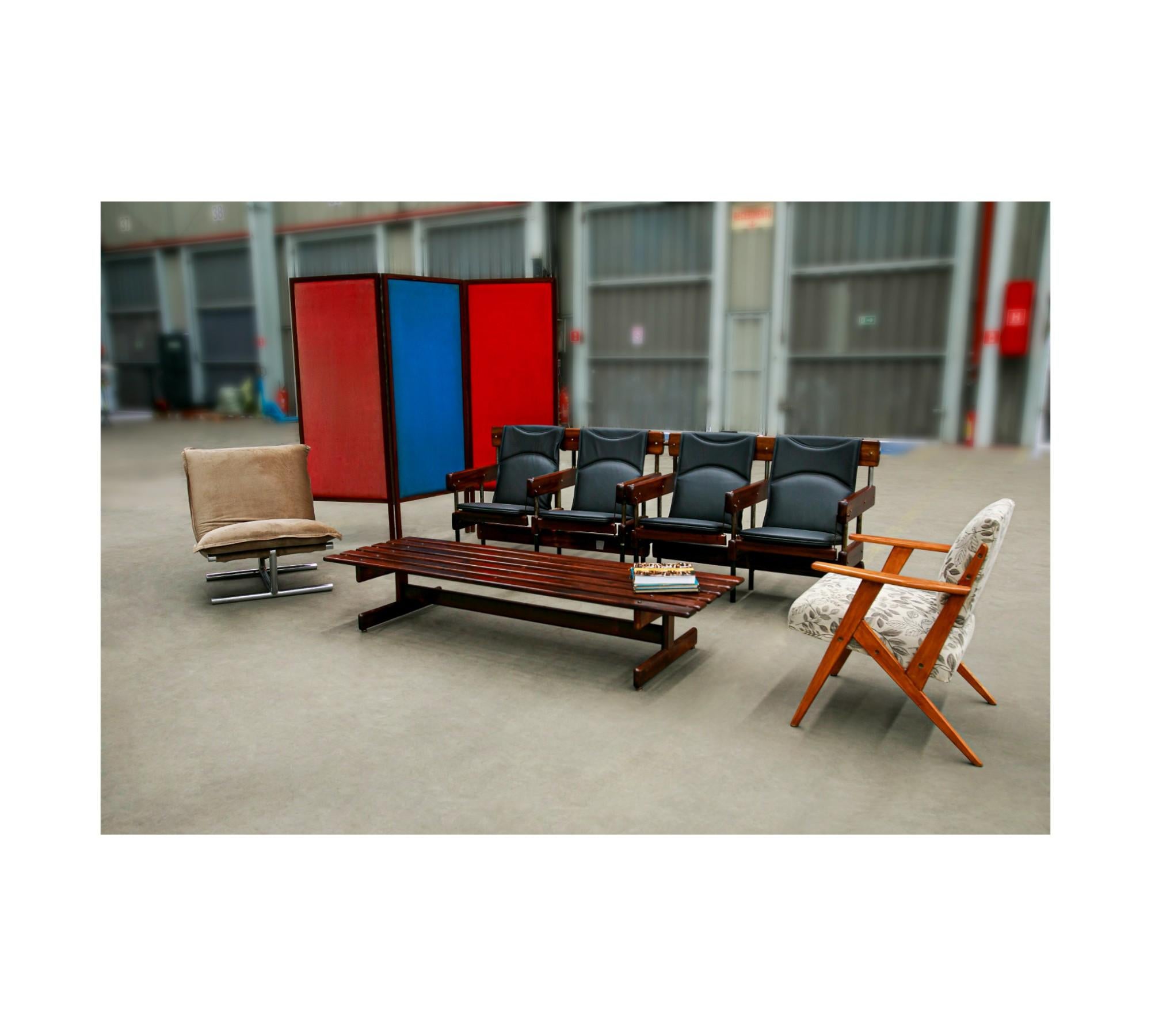 Chaises d'auditorium modernes brésiliennes Longarina, Sergio Rodrigues, Brésil, 1965 en vente 1