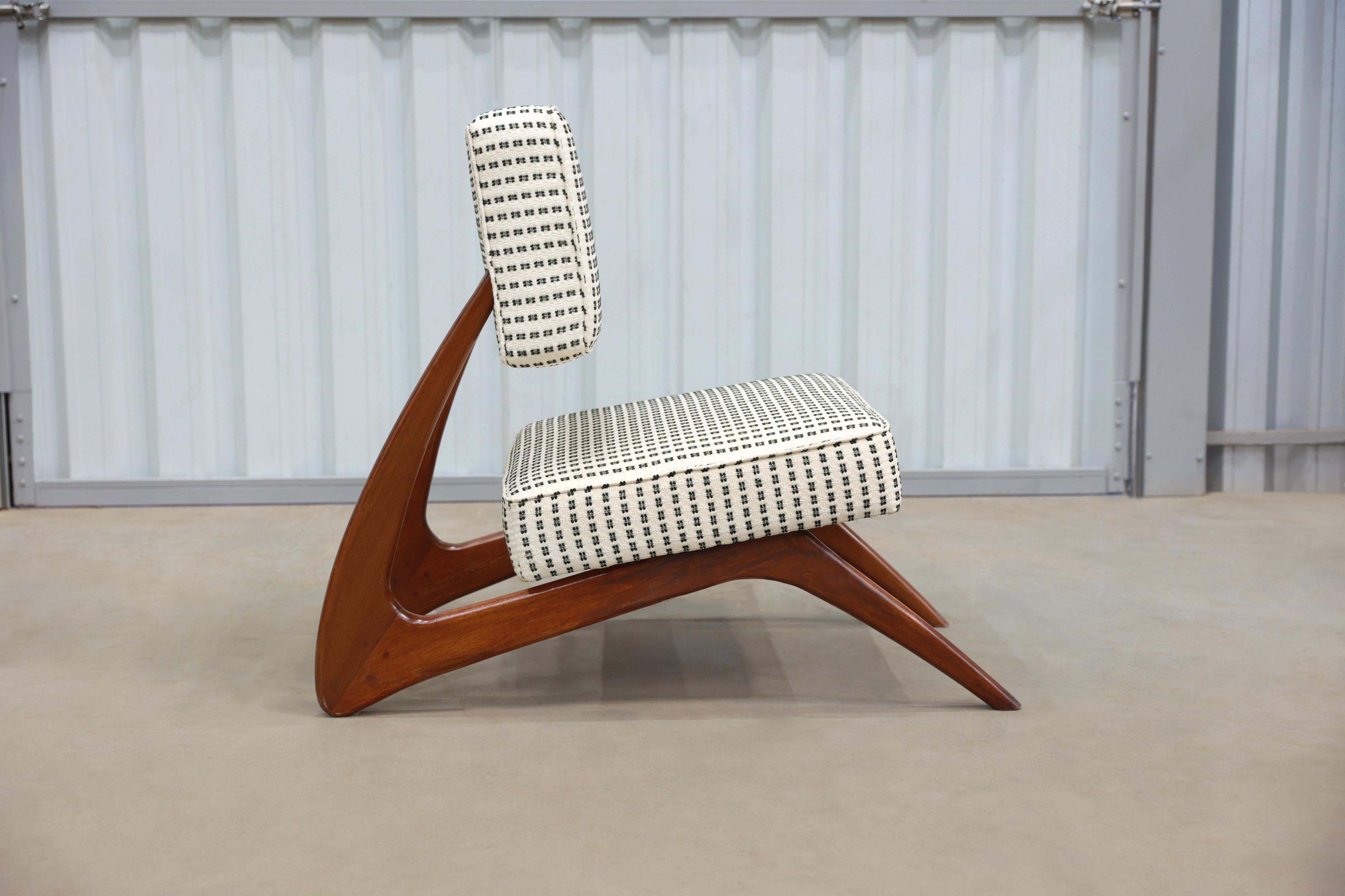 Mid-Century Modern Brazilian Modern Lounge Chair in hardwood by Moveis Cimo, Brazil, 1950s For Sale