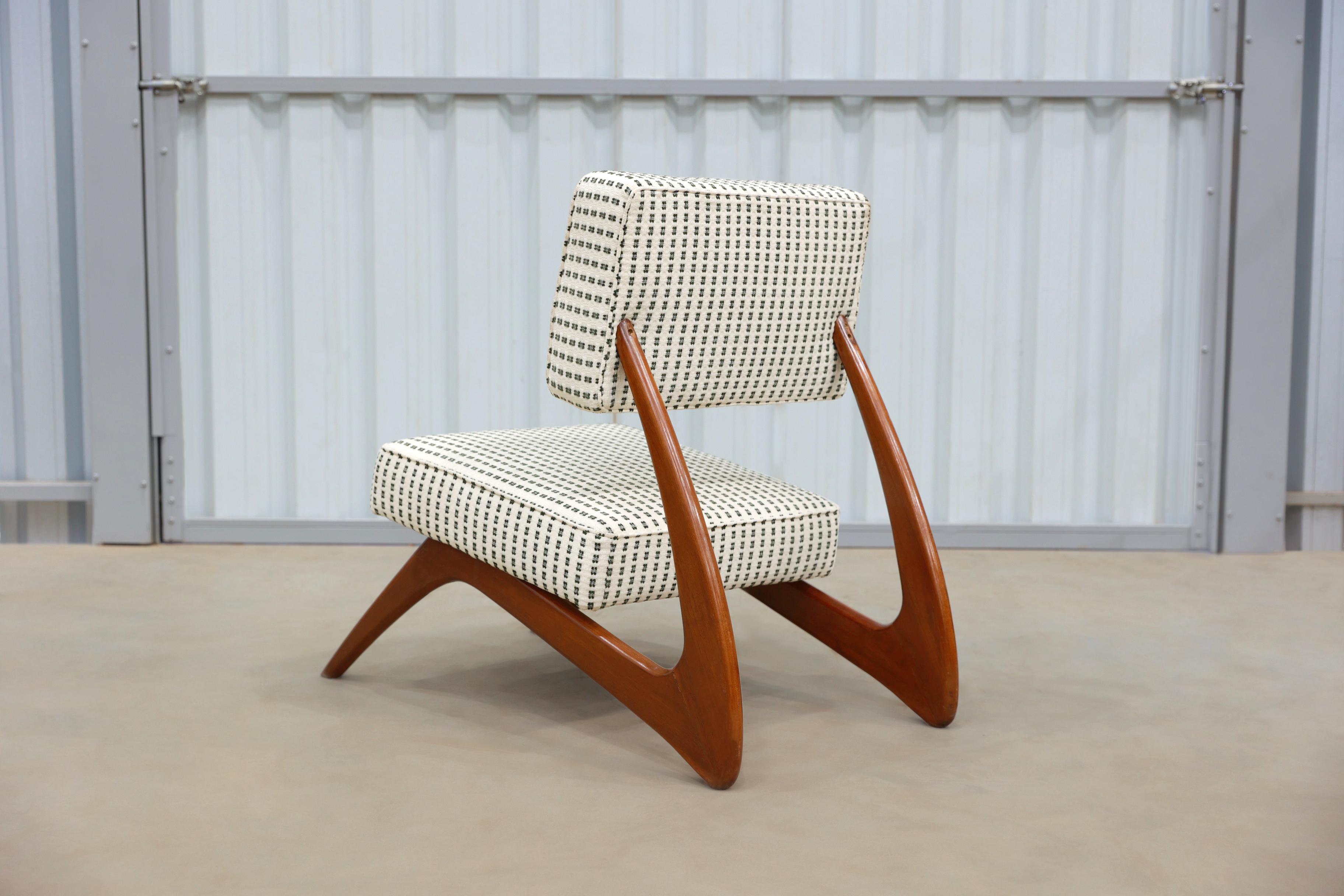 Brazilian Modern Lounge Chair in hardwood by Moveis Cimo, Brazil, 1950s In Good Condition For Sale In New York, NY