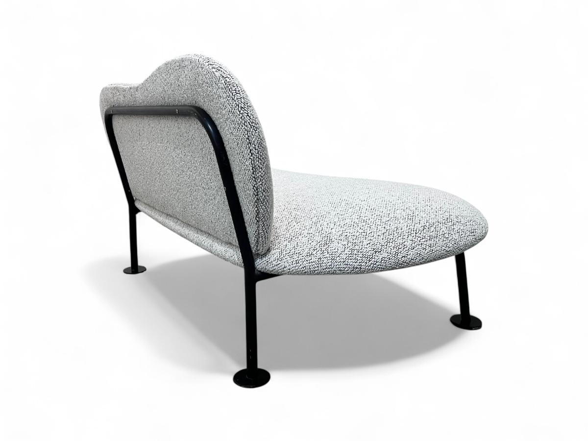Loveseat Moderno Brasileño de Forma Orgánica en Hierro y Boucle Gris, c. 1950 en Bueno estado para la venta en New York, NY