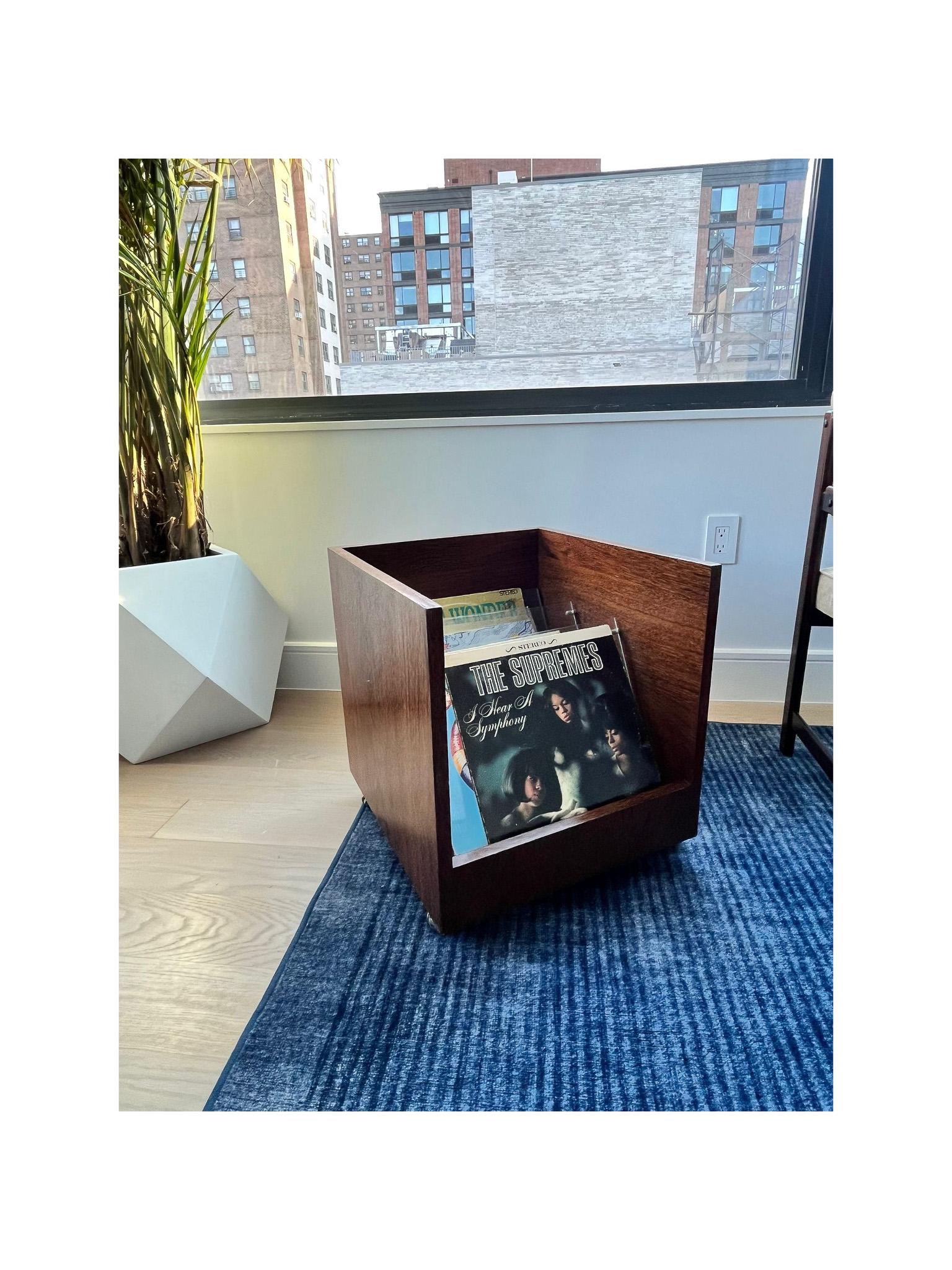 Brazilian Modern Magazine & LP Rack with Wheels in Wood, Acrylic. Brazil, 1970's For Sale 8
