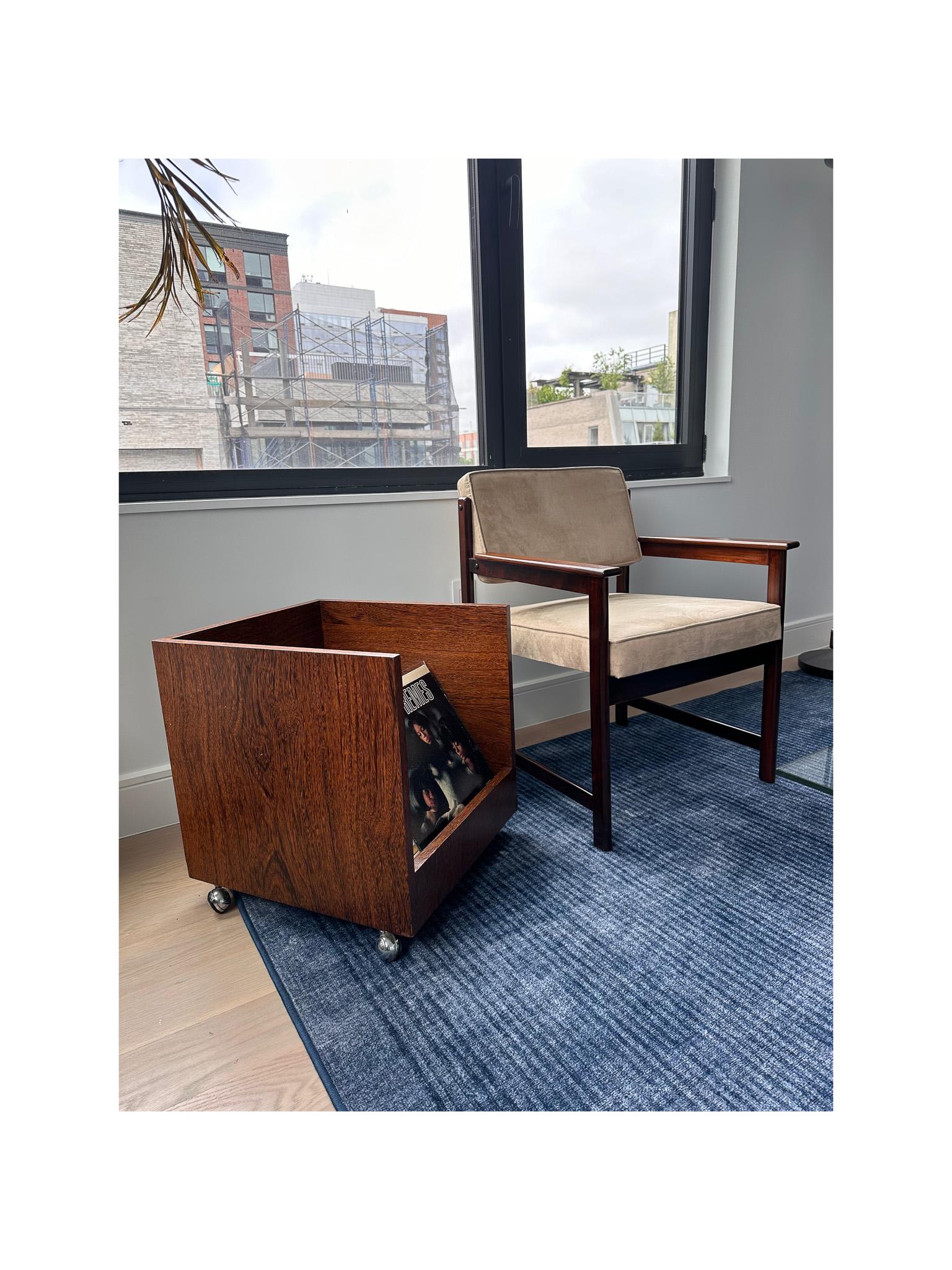 Brazilian Modern Magazine & LP Rack with Wheels in Wood, Acrylic. Brazil, 1970's For Sale 10