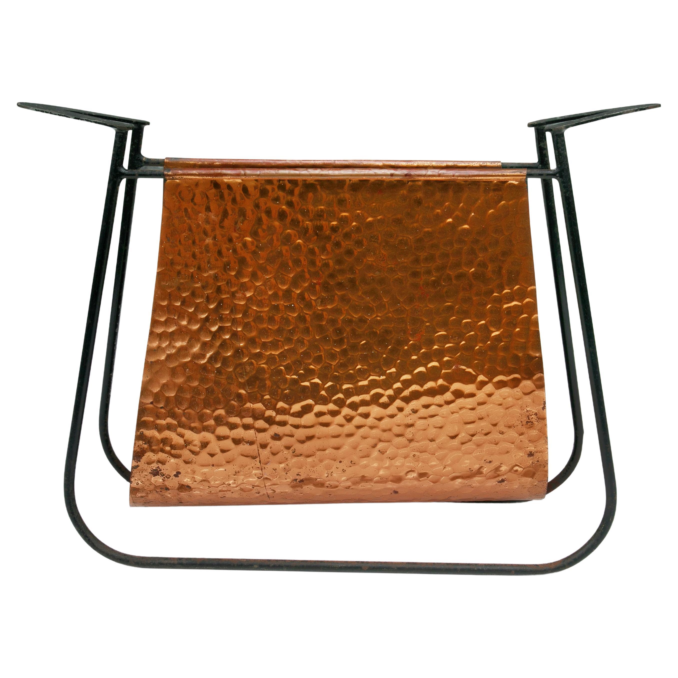 Available today, this Brazilian Modern Magazine Rack made in Copper & Iron by Carlo Hauner & Martin Eisler in the 1950s in Brazil is gorgeous!

The magazine rack features a curved metal in black structure with a shiny hammered copper holder. An
