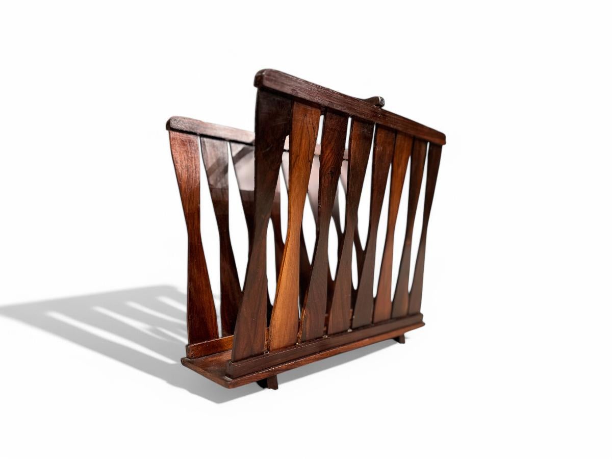 Disponibile da oggi, questo portariviste moderno brasiliano in legno duro Jacaranda è straordinario!

Questo portariviste è realizzato in palissandro brasiliano, noto anche come legno duro di Jacaranda. È di colore marrone scuro e si adatta