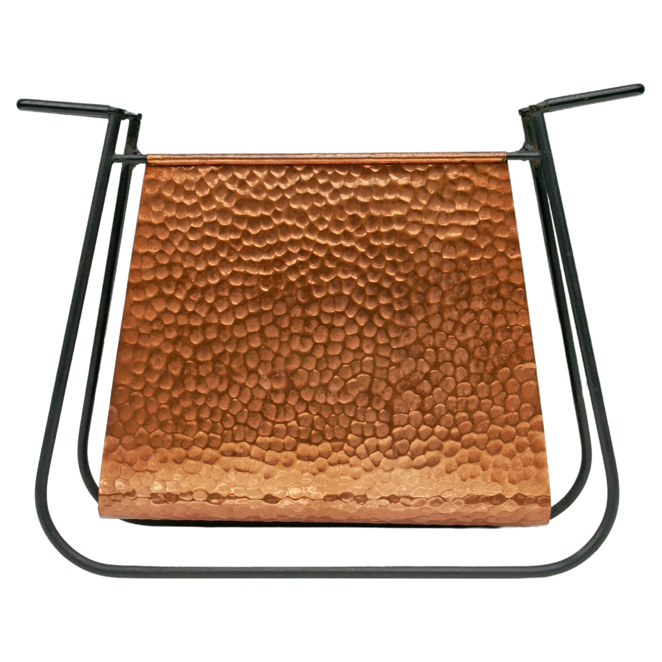 Available today, this Brazilian modern magazine rack, made with copper and iron by Carlo Hauner & Martin Eisler in the 1950s, is absolutely gorgeous! The magazine rack features a curved metal in black structure, with a shiny hammered copper holder,