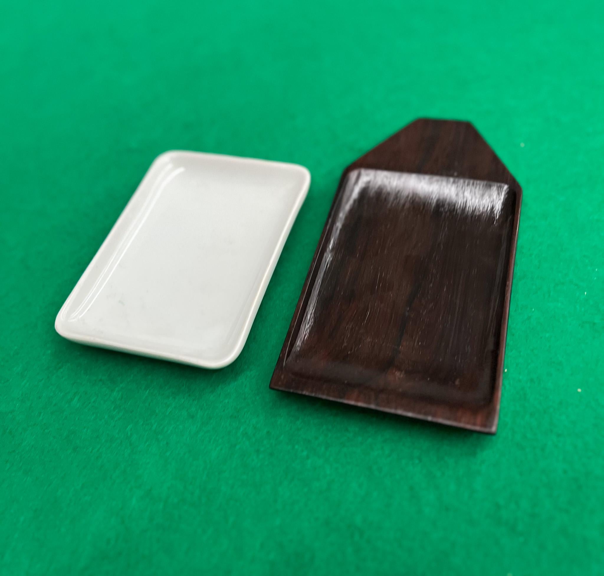 Available today, this miniature serving platter, designed by Casa Finland, can be an amazing addition to any home! This tiny serving platter is made of two parts. The top piece is a white ceramic platter and the bottom is a brown wooden platter that