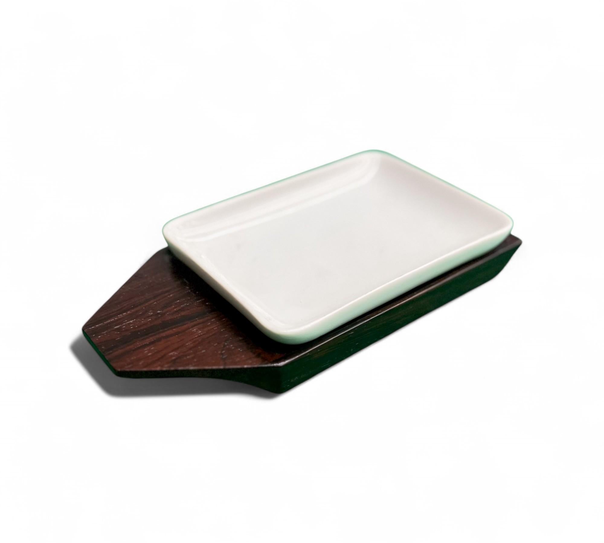 Disponible dès aujourd'hui, ce plat de service miniature, conçu par Casa Finland, peut être un ajout étonnant à n'importe quelle maison ! Ce petit plat de service est composé de deux parties. La pièce supérieure est un plat en céramique blanche et