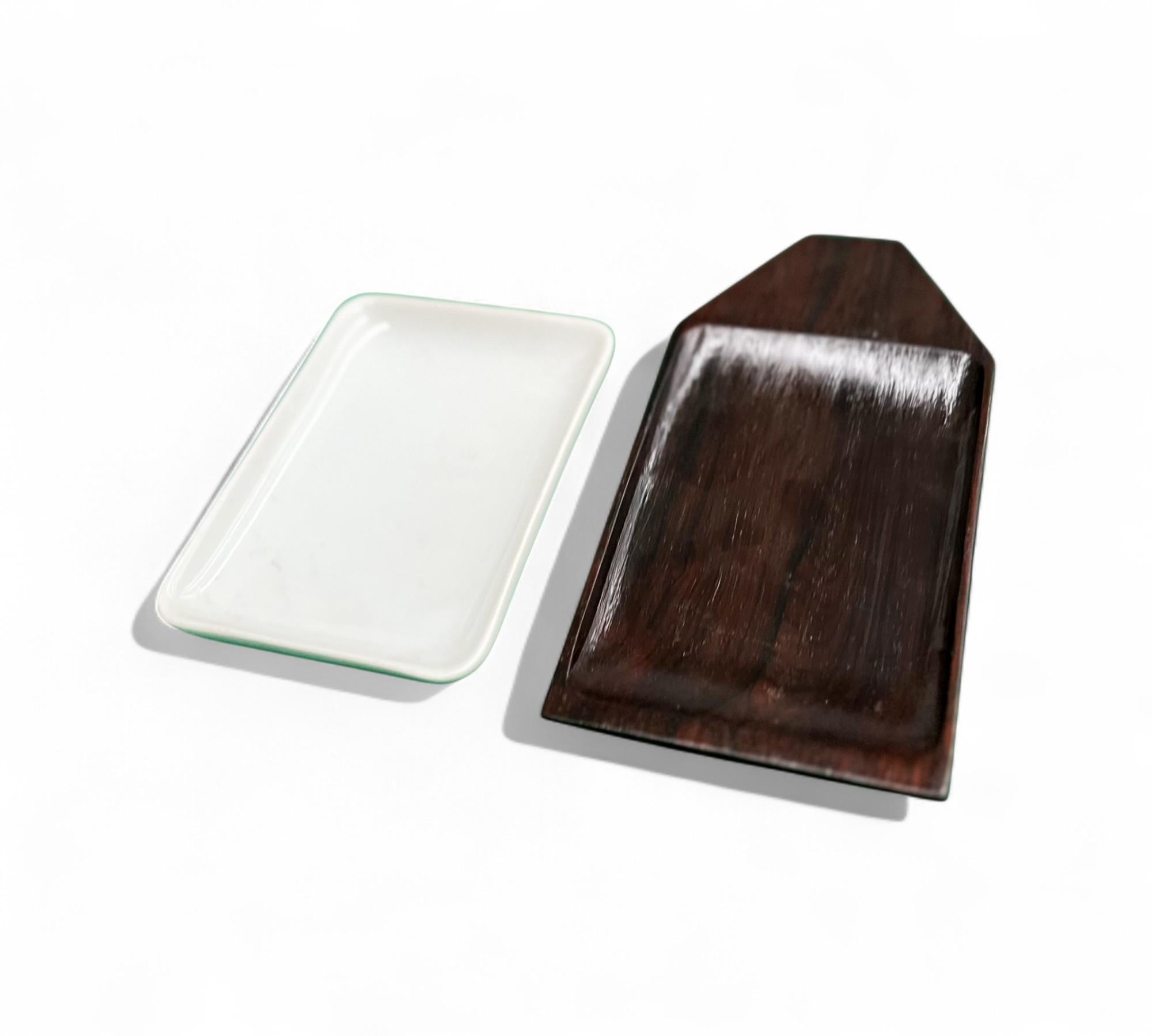 Mid-Century Modern Plat de service miniature brésilien moderne en bois dur et céramique par Casa Finland en vente
