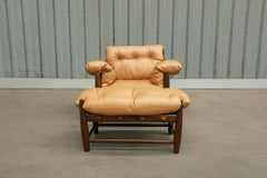Sillón y Taburete Mole Moderno Brasileño Madera dura y cuero Sergio Rodrigues 1957