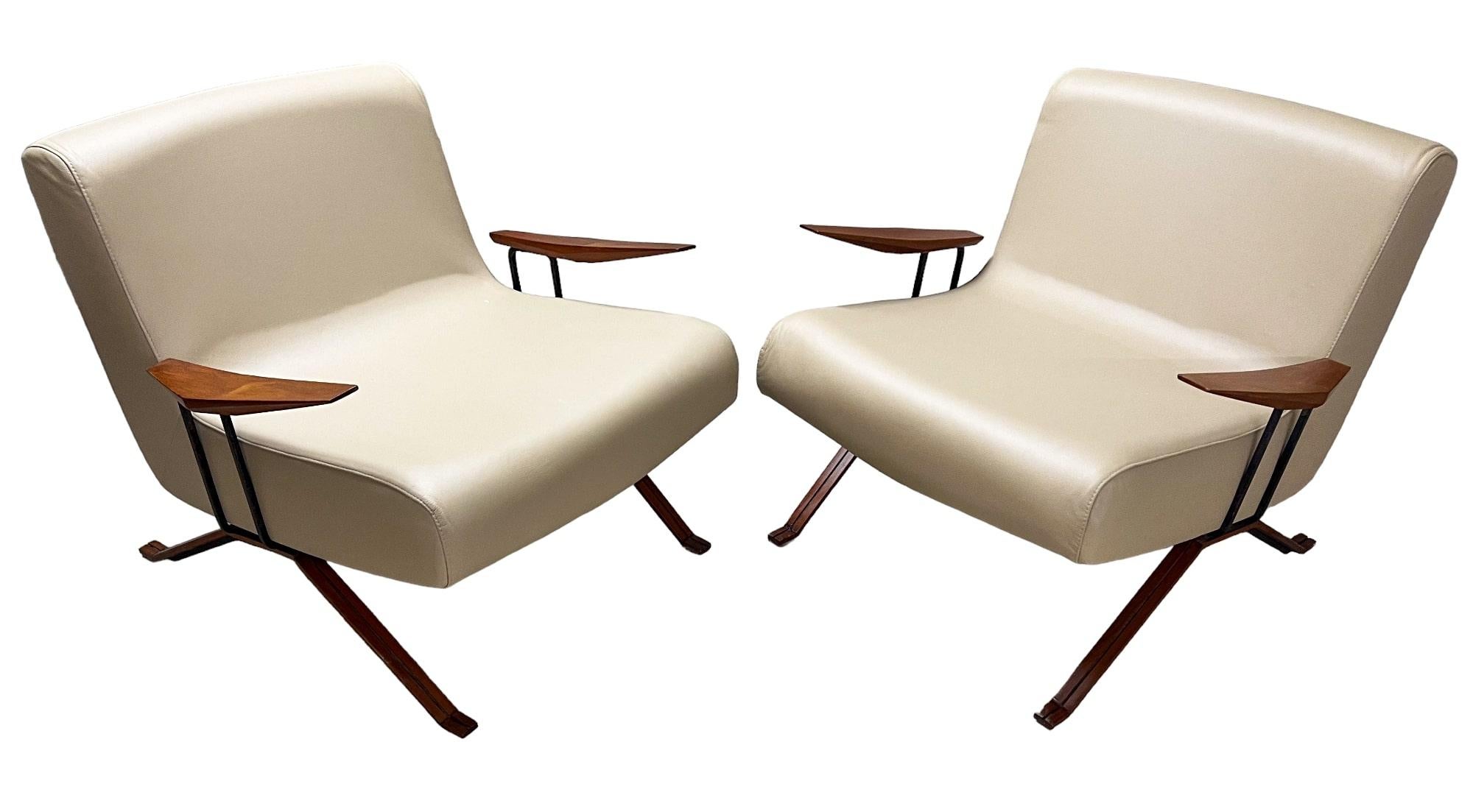 Available today, this set of 2 Brazilian modern armchairs, designed by Percival Lafer in 1963, is a beautiful piece of furniture. The chairs are made with Brazilian wood and an iron structure that holds the beige leather seat together. In addition,