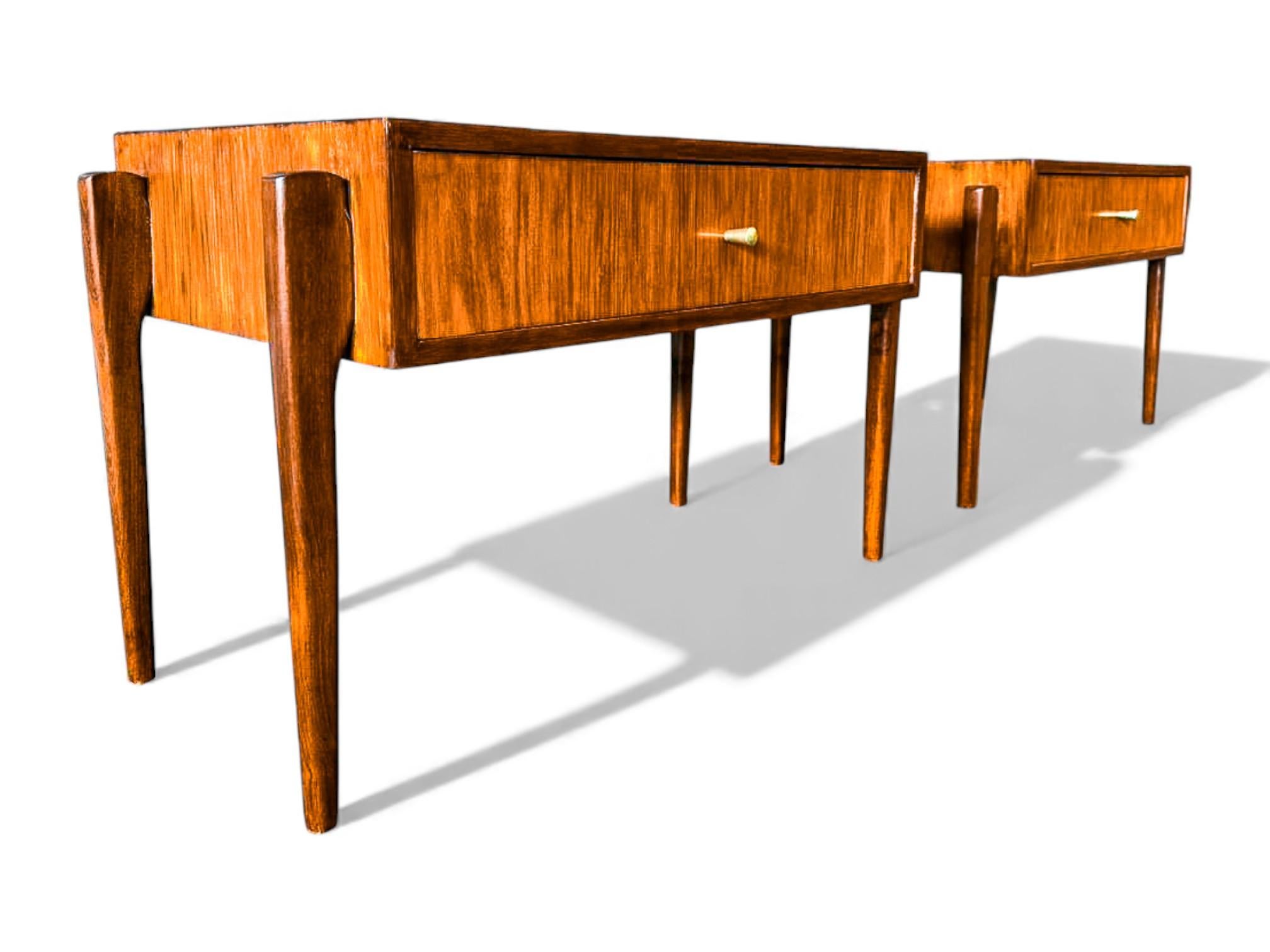 Cette paire de tables de nuit raffinées a été fabriquée au Brésil dans les années 1950 par un designer non encore identifié et capture magnifiquement l'élégance du design moderne brésilien du milieu du siècle. Chaque table est fabriquée en caviúna