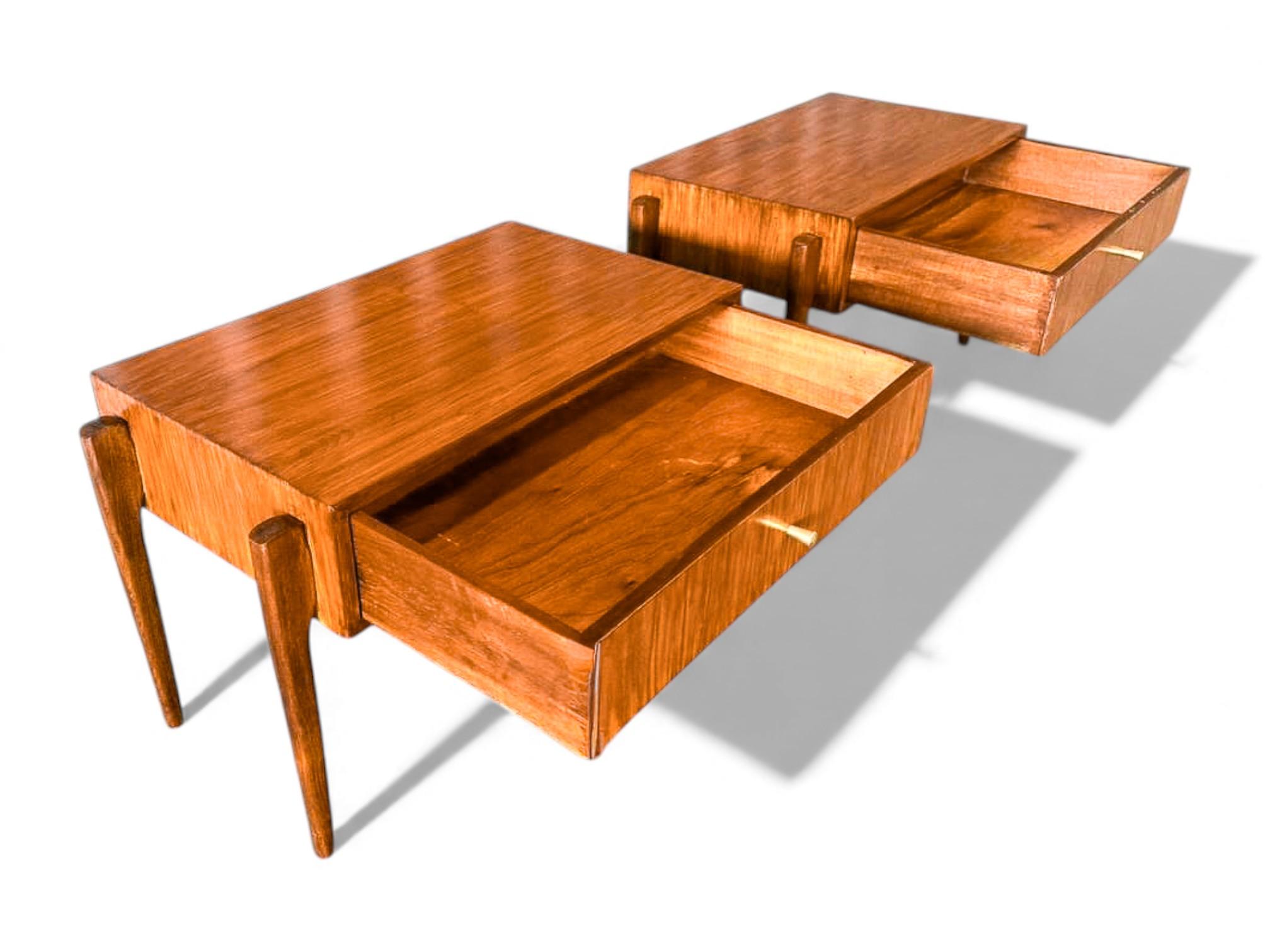 Mid-Century Modern Tables de chevet modernes brésiliennes avec tiroir en bois de Caviuna, Inconnu, années 1950 en vente