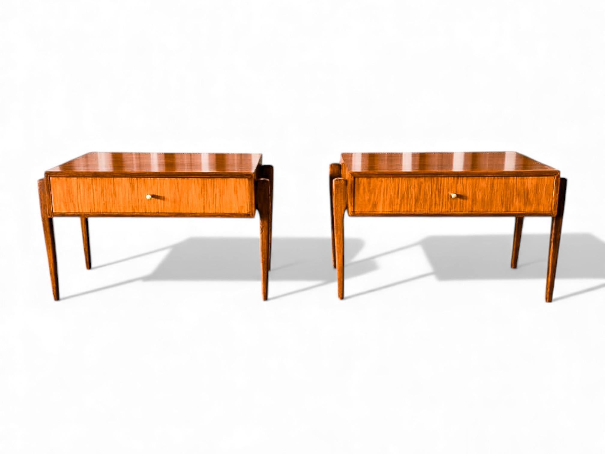 Peint à la main Tables de chevet modernes brésiliennes avec tiroir en bois de Caviuna, Inconnu, années 1950 en vente