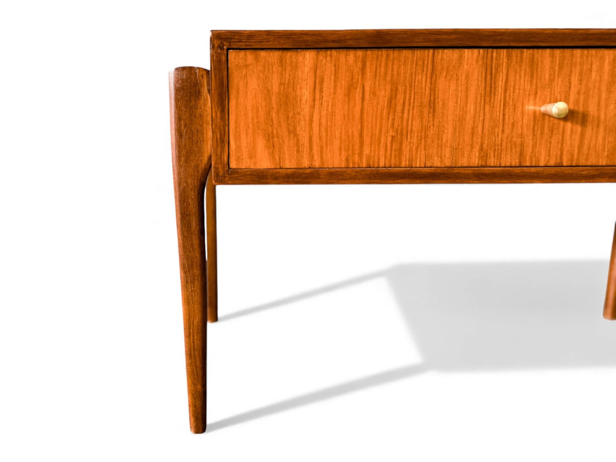 20ième siècle Tables de chevet modernes brésiliennes avec tiroir en bois de Caviuna, Inconnu, années 1950 en vente