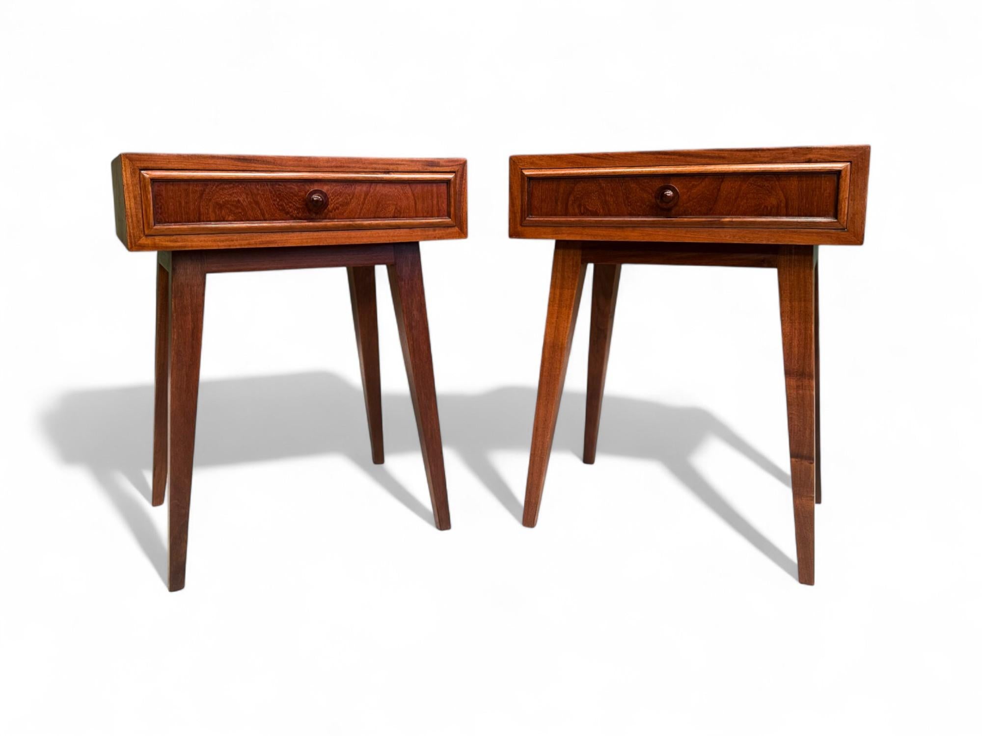 Mid-Century Modern Tables de chevet modernes brésiliennes avec tiroir en bois dur, Tepperman, années 1950, Brésil en vente