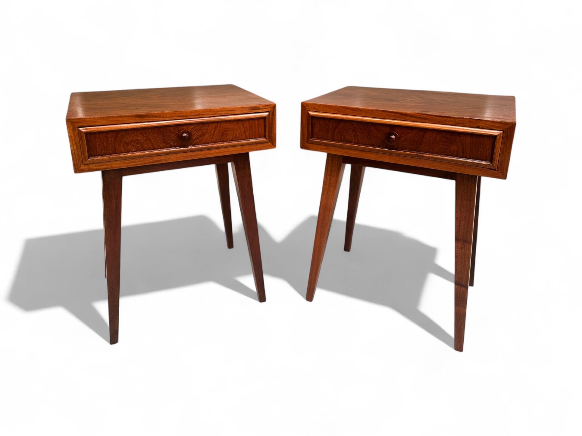 20ième siècle Tables de chevet modernes brésiliennes avec tiroir en bois dur, Tepperman, années 1950, Brésil en vente