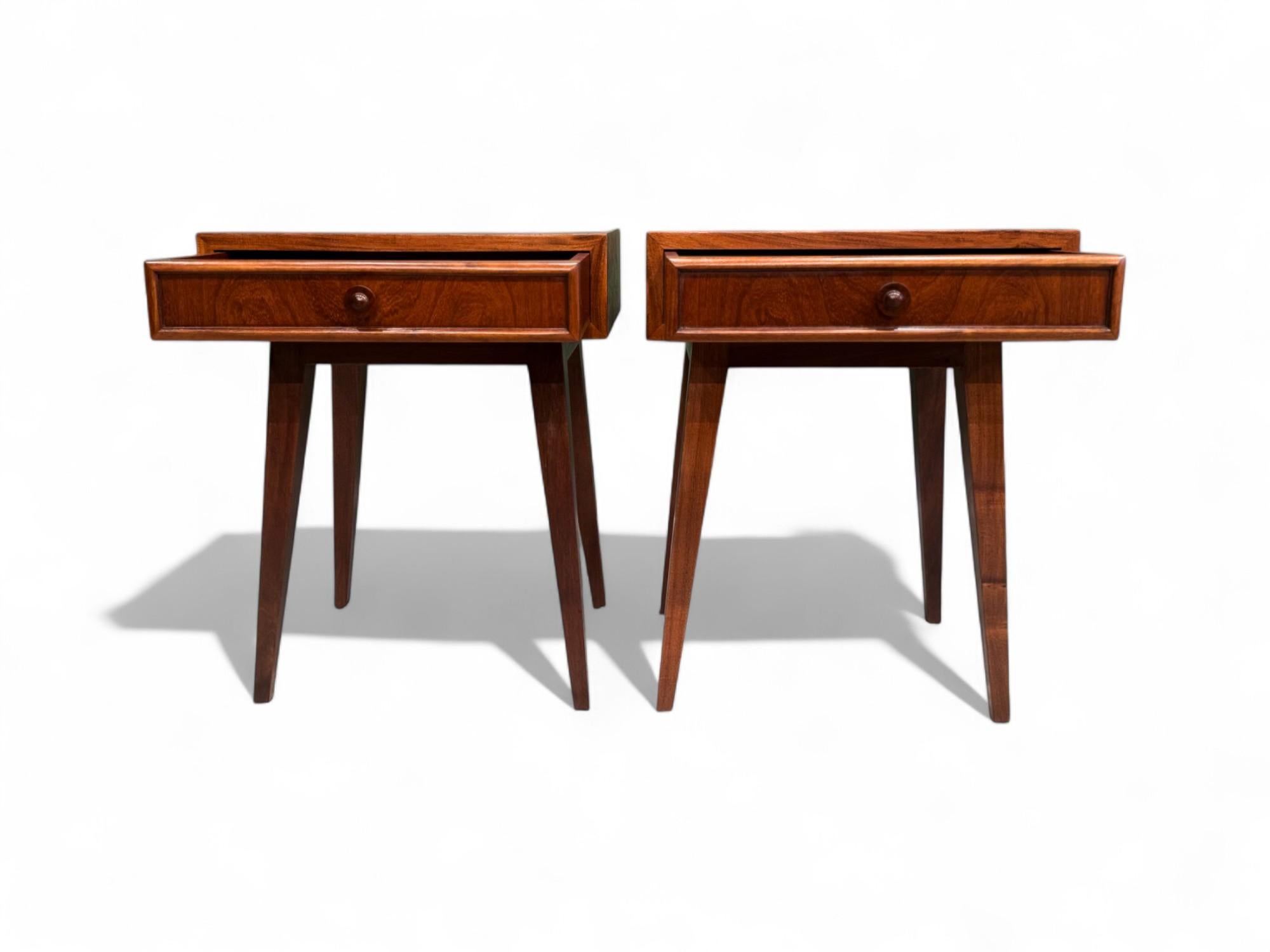 Bois de feuillus Tables de chevet modernes brésiliennes avec tiroir en bois dur, Tepperman, années 1950, Brésil en vente