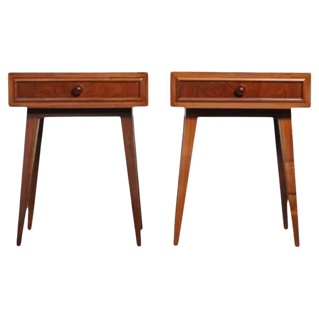 Disponibles hoy, este impresionante par de mesillas de noche, fabricadas por Tepperman en Brasil en los años 50, tienen un único cajón de madera maciza de Imbuia. 

Cada mesilla se apoya en cuatro patas rectas elegantemente esculpidas. El refinado