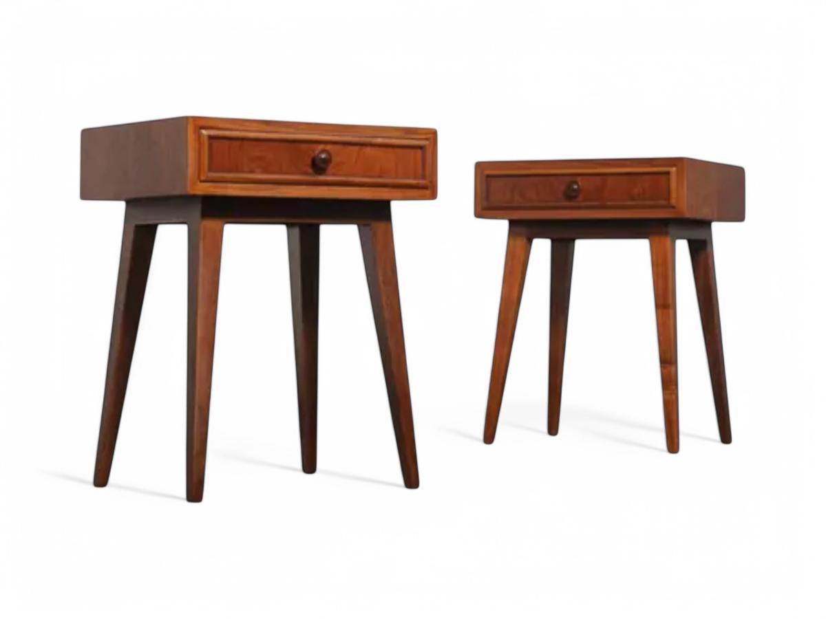 Disponibile oggi, questa fantastica coppia di comodini, realizzata da Tepperman in Brasile negli anni '50, presenta un unico cassetto in legno massiccio di Imbuia. 

Ogni comodino è sostenuto da quattro gambe dritte elegantemente scolpite. Il