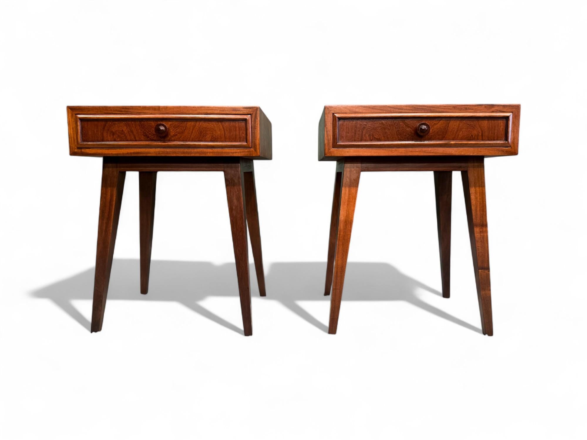 Disponible dès aujourd'hui, cette superbe paire de tables de nuit, fabriquée par Tepperman au Brésil dans les années 1950, comporte un seul tiroir en bois massif d'Imbuia. 

Chaque table de nuit est soutenue par quatre pieds droits élégamment