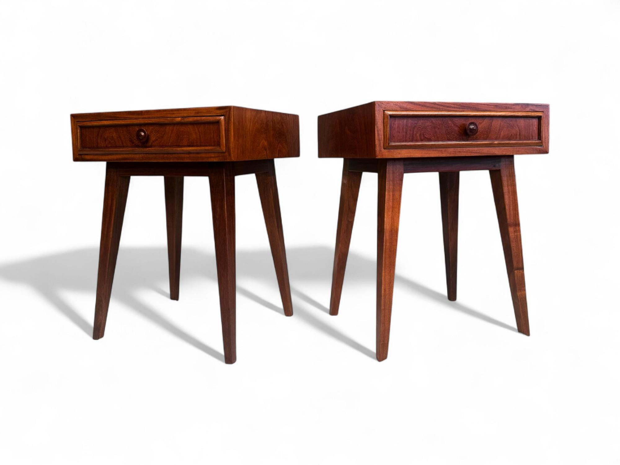 Sculpté à la main Tables de chevet modernes brésiliennes avec tiroir en bois dur, Tepperman, années 1950, Brésil en vente