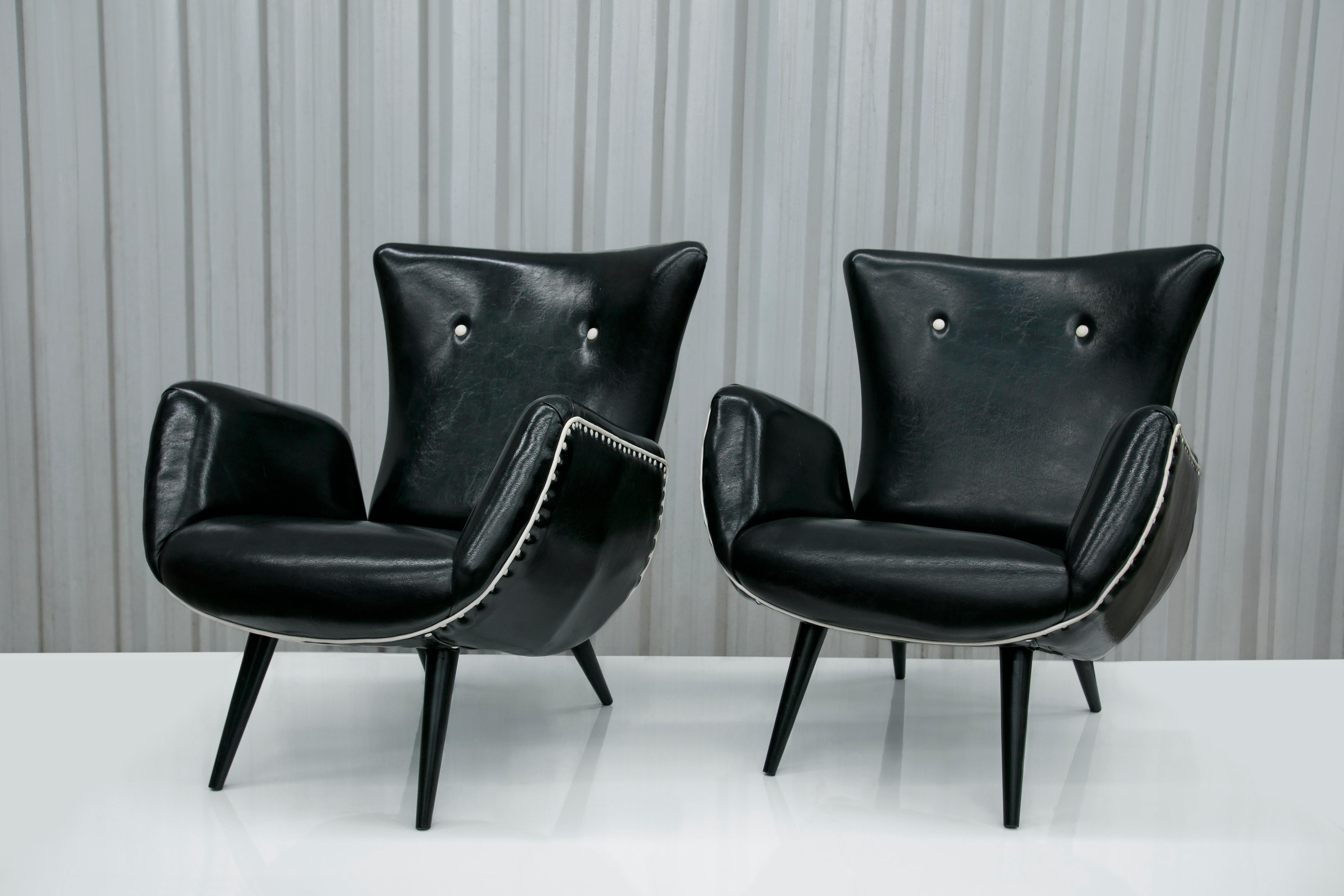 Mid-Century Modern Paire de fauteuils Modernity brésiliens en faux cuir noir, Unknown, c.1950's en vente