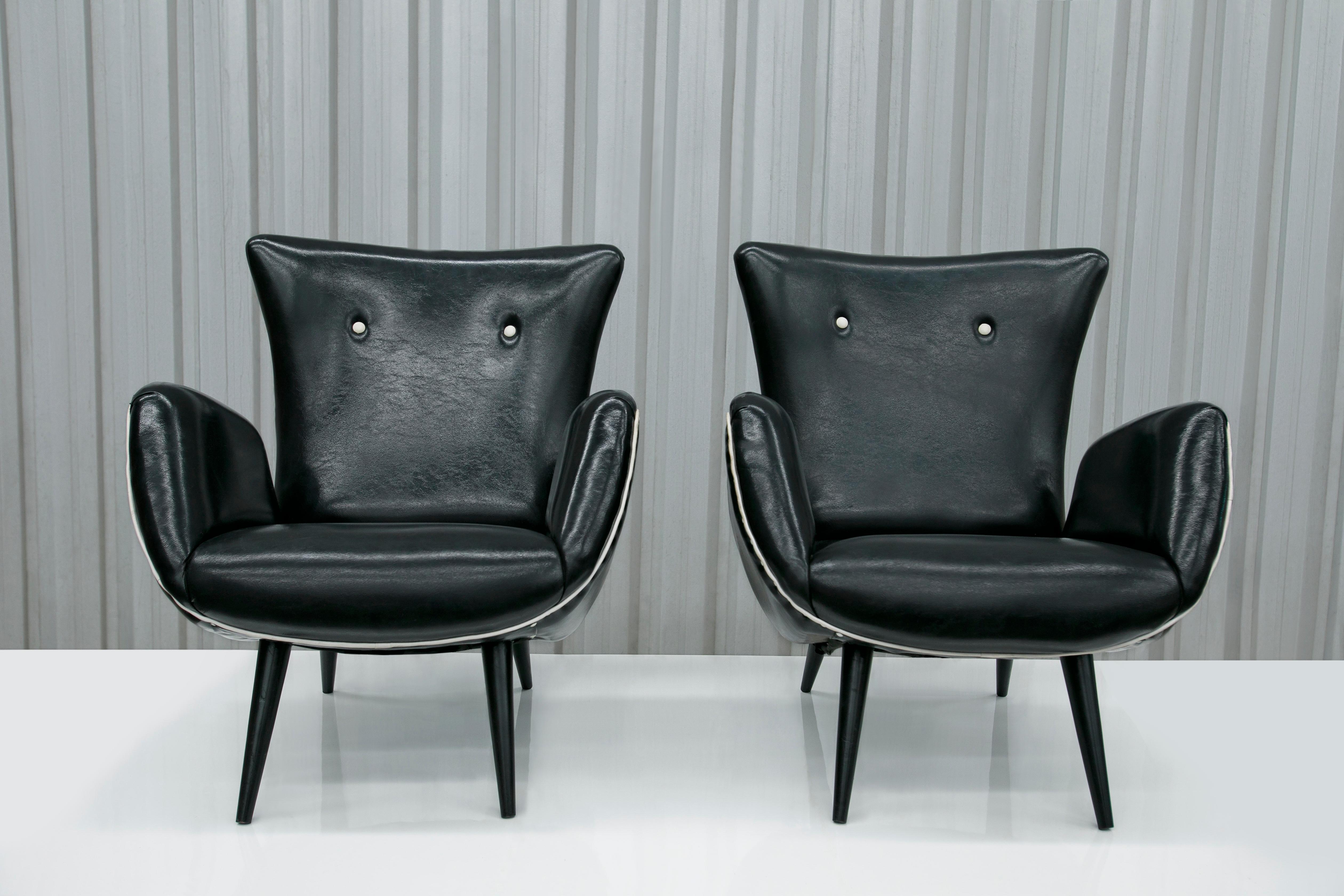Brésilien Paire de fauteuils Modernity brésiliens en faux cuir noir, Unknown, c.1950's en vente