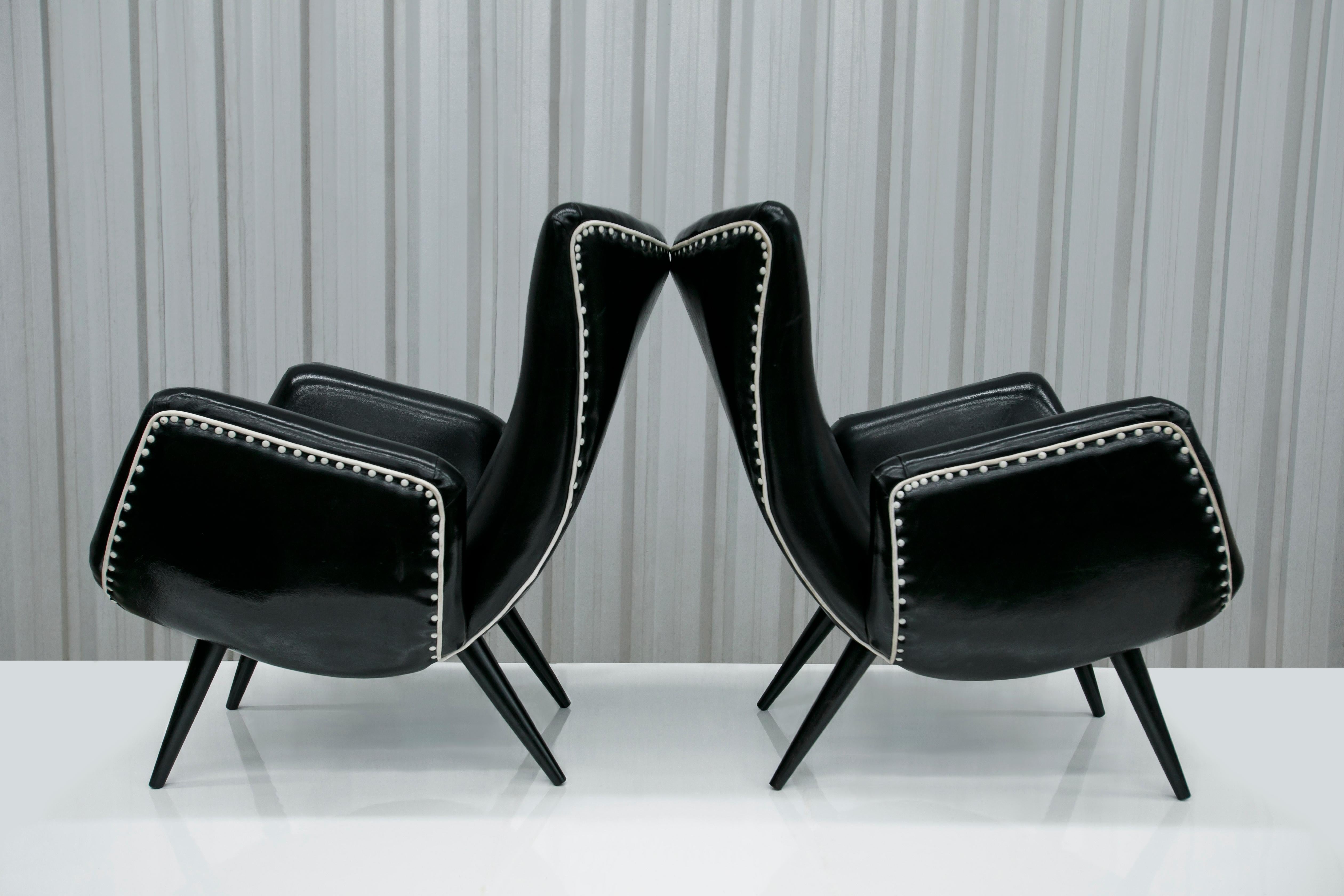 Travail du bois Paire de fauteuils Modernity brésiliens en faux cuir noir, Unknown, c.1950's en vente