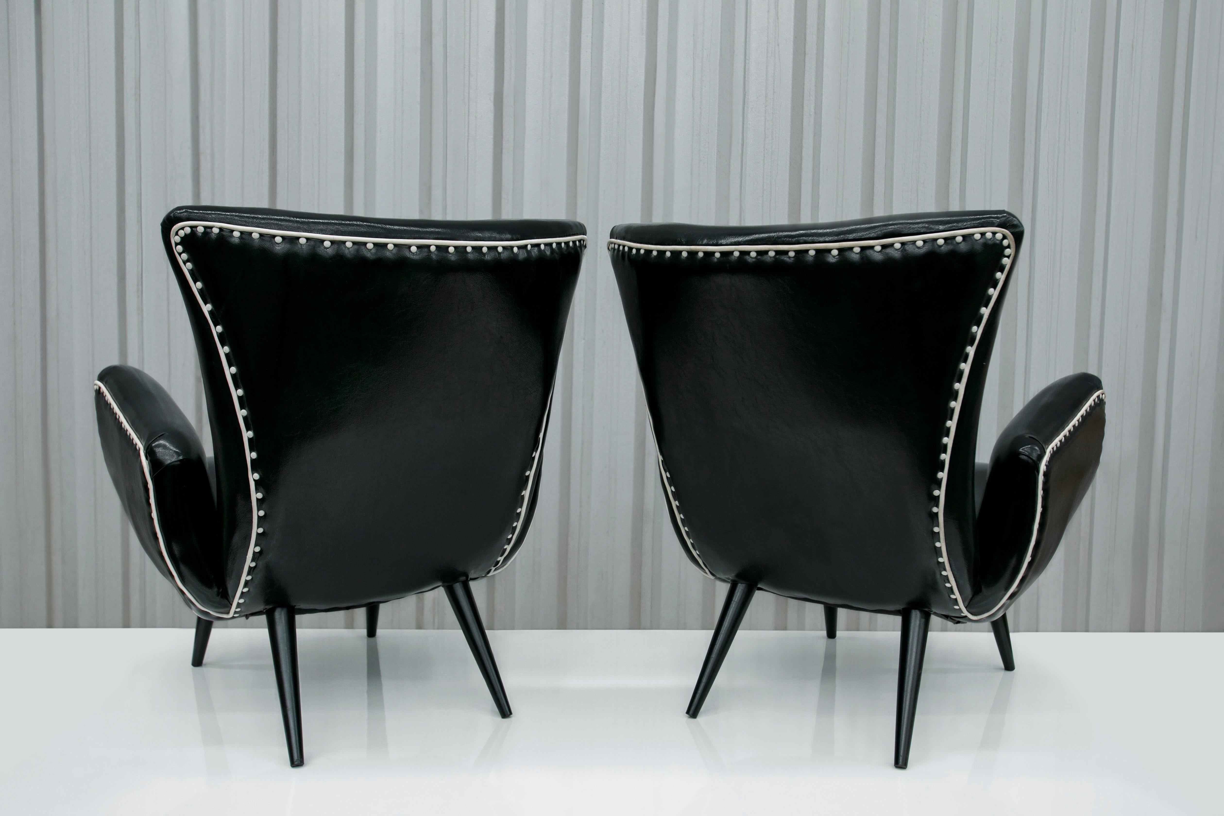 Paire de fauteuils Modernity brésiliens en faux cuir noir, Unknown, c.1950's État moyen - En vente à New York, NY